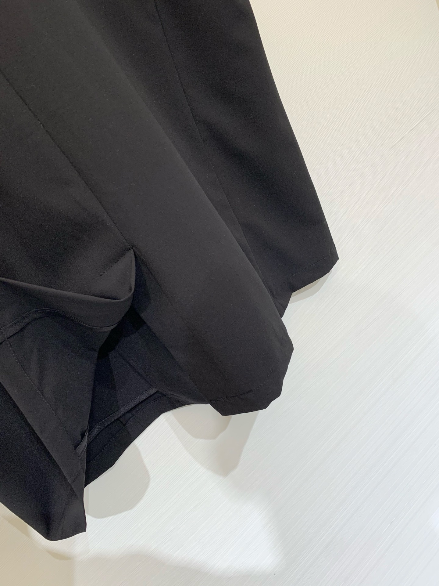 MM6 Maison Margiela 26夏季新款 西装V领马甲，微宽松版型，V领单排扣设计，右侧有数