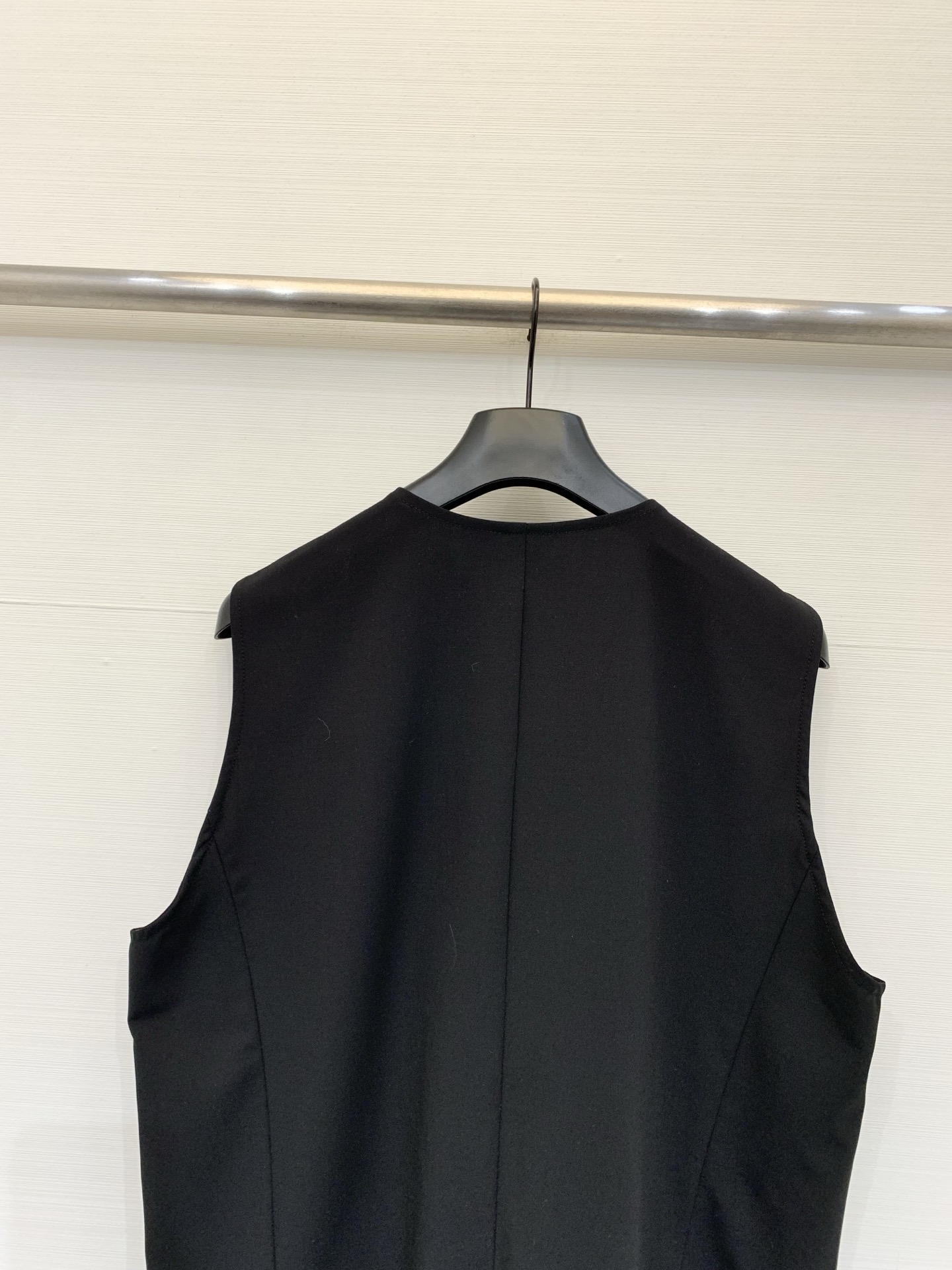 MM6 Maison Margiela 26夏季新款 西装V领马甲，微宽松版型，V领单排扣设计，右侧有数