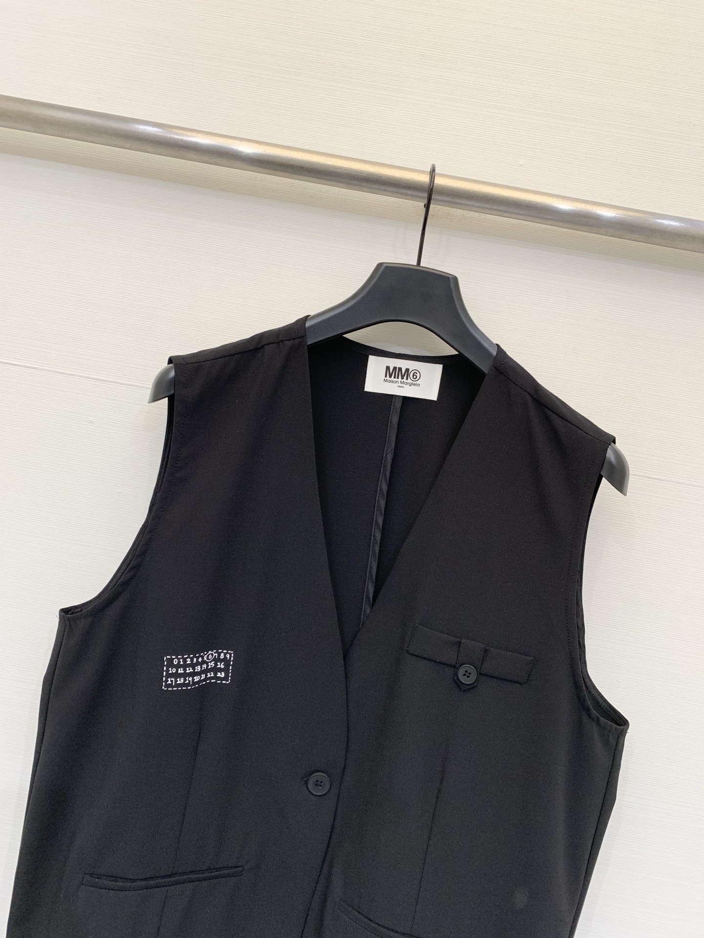 MM6 Maison Margiela 26夏季新款 西装V领马甲，微宽松版型，V领单排扣设计，右侧有数