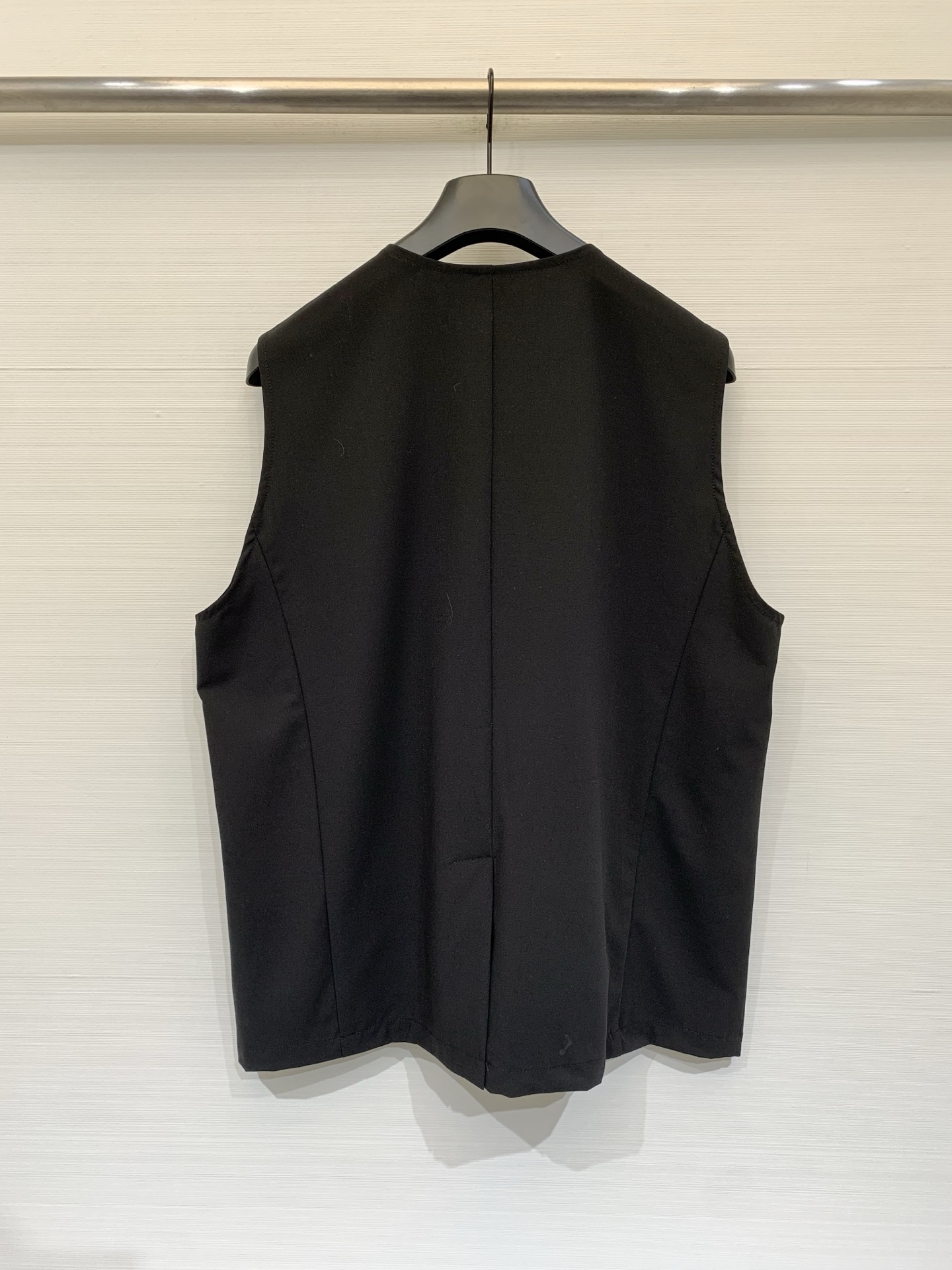MM6 Maison Margiela 26夏季新款 西装V领马甲，微宽松版型，V领单排扣设计，右侧有数