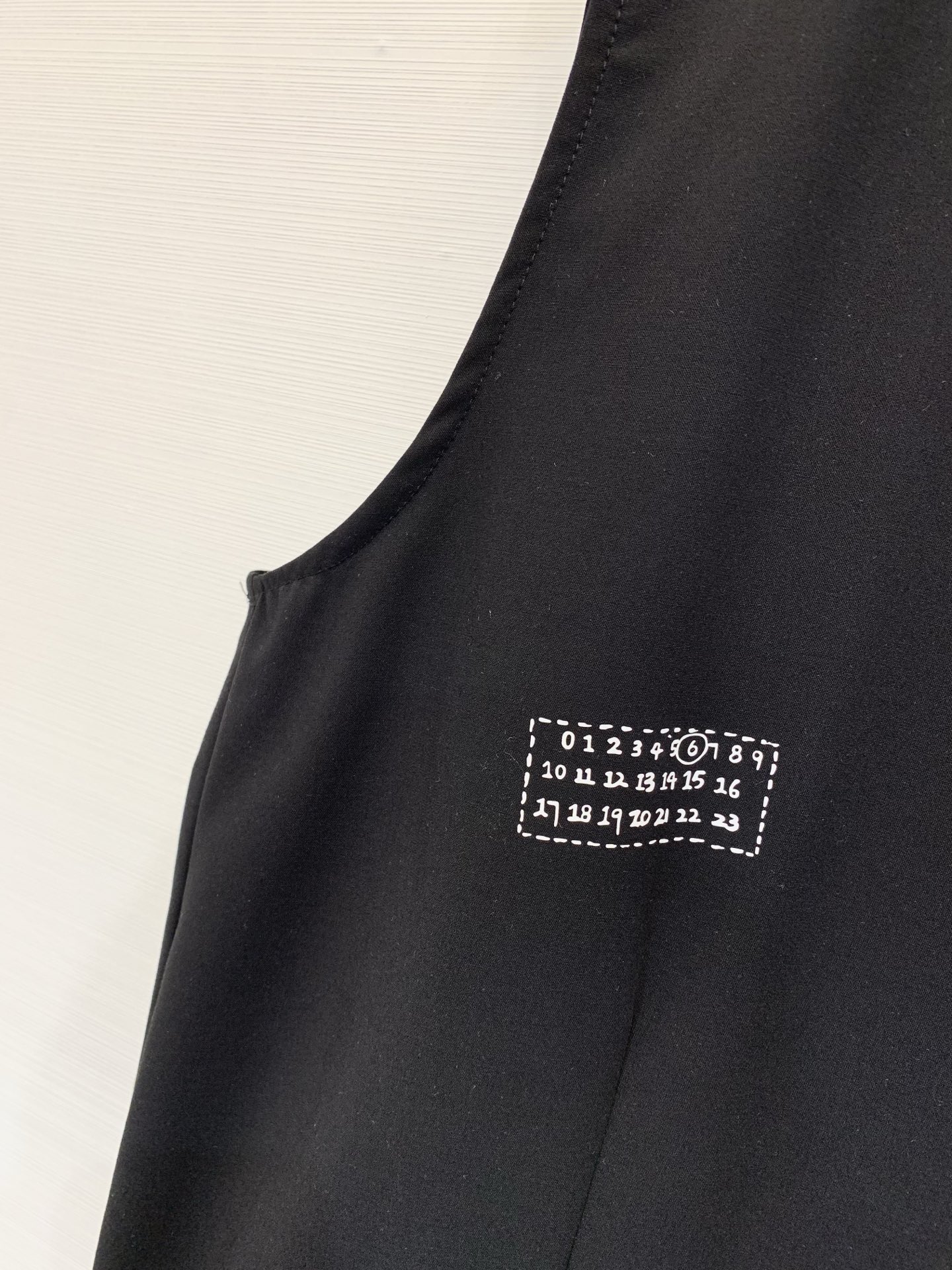 MM6 Maison Margiela 26夏季新款 西装V领马甲，微宽松版型，V领单排扣设计，右侧有数