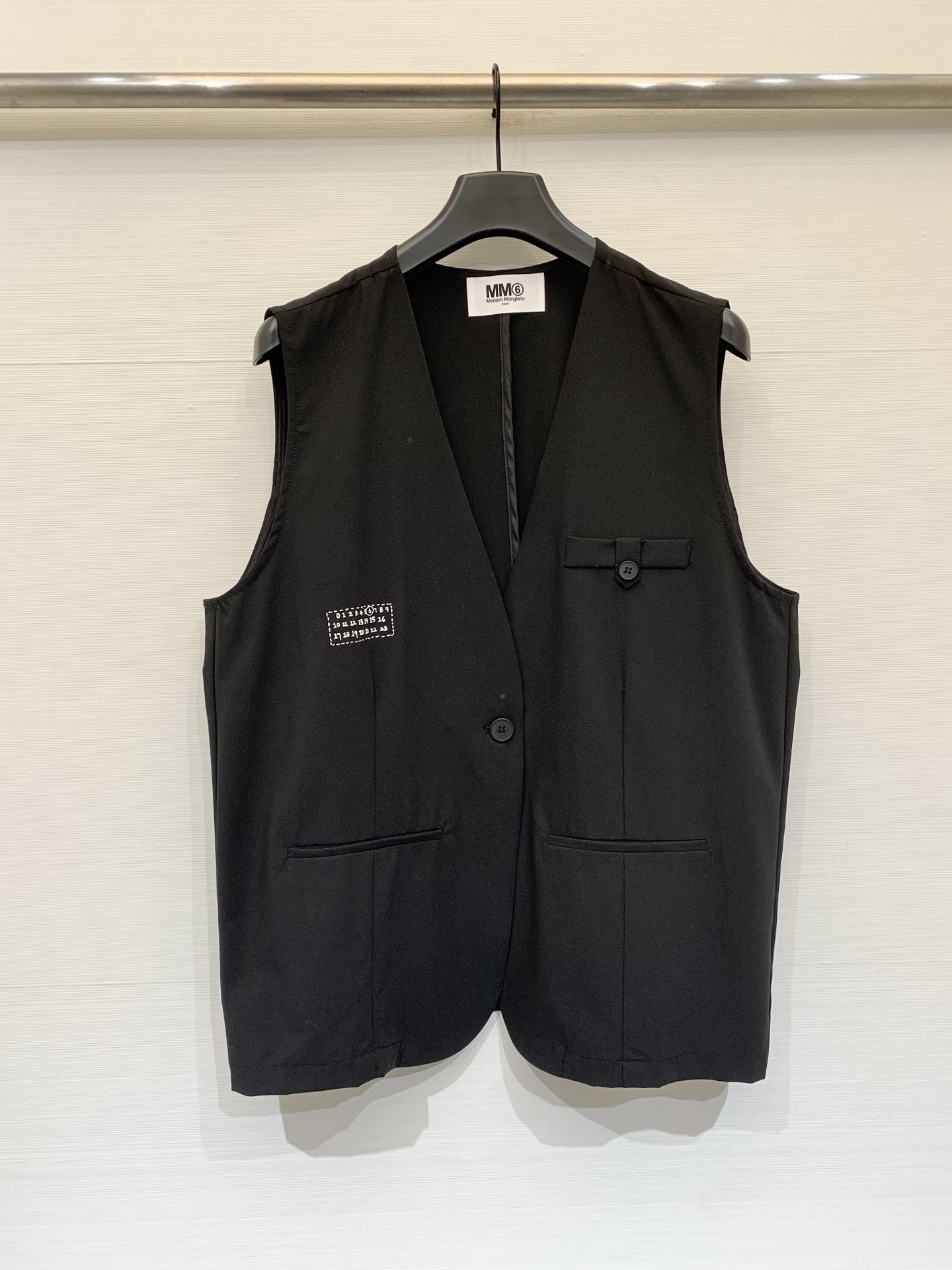 NO:835757,MM6 Maison Margiela 26 new summer style suit V-neck vest, slightly loose version, V-neck single-breasted design, with number logo decoration on the right side, minimalist and deconstructed classic style, suitable for wearing with white T/suspenders or shirts. The bottoms can be worn with jeans, trousers or skirts. It is a versatile 'universal oil' item in the wardrobe. Two-color SM,,masion margiela,skirts,jeans,shirts,business suit,19860909MM6 Maison Margiela 26夏季新款 西装V领马甲,微宽松版型,V领单排扣设计,右侧有数字标志性装饰,极简又带解构感的经典款,内搭白T/吊带、衬衫都合适,下装搭配牛仔裤、西裤或半身裙都能驾驭,是衣橱里的百搭“万金油”单品 两色SM,,masion margiela,skirts,jeans,shirts,business suit,,Women's clothing