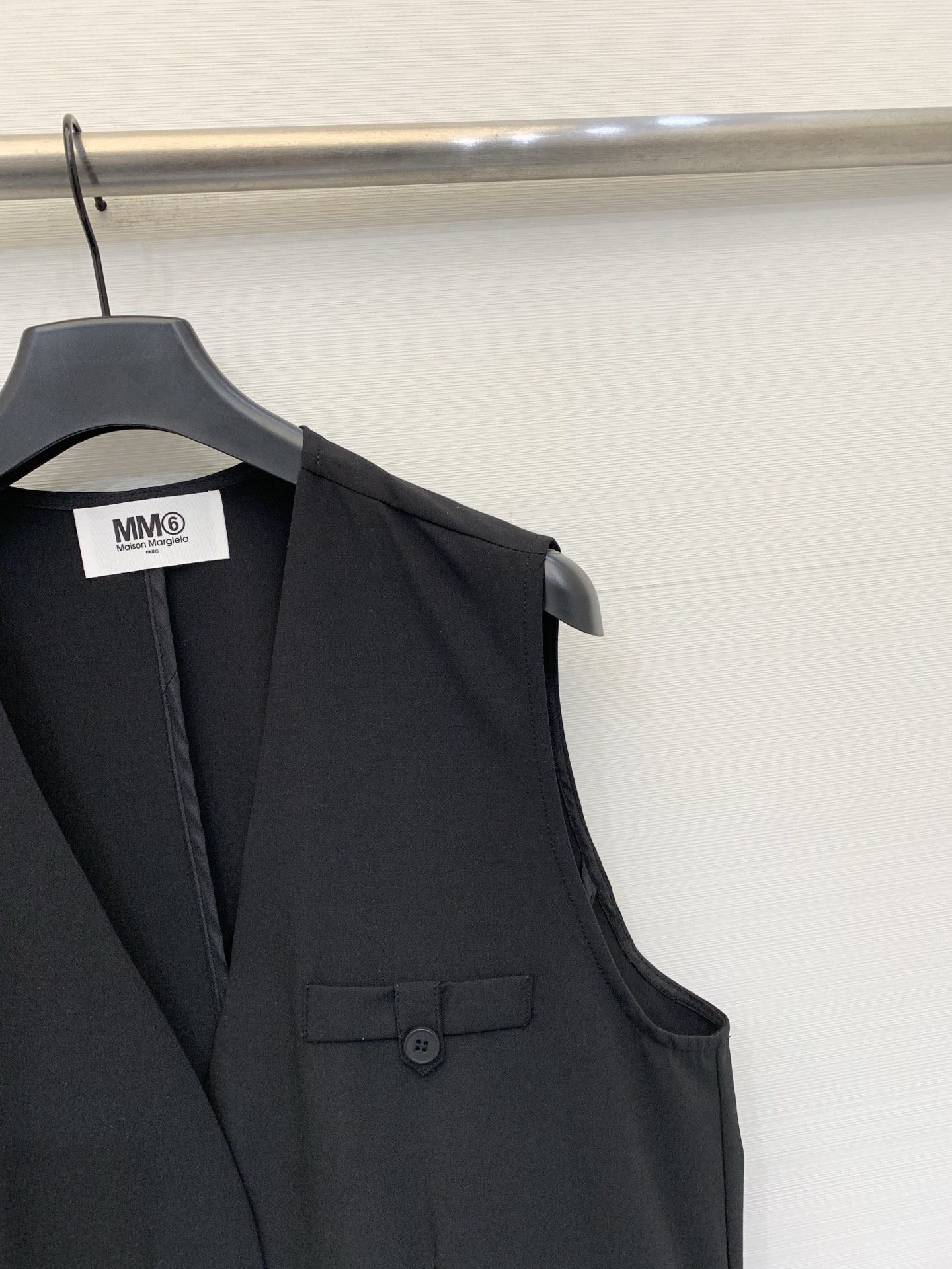 MM6 Maison Margiela 26夏季新款 西装V领马甲，微宽松版型，V领单排扣设计，右侧有数