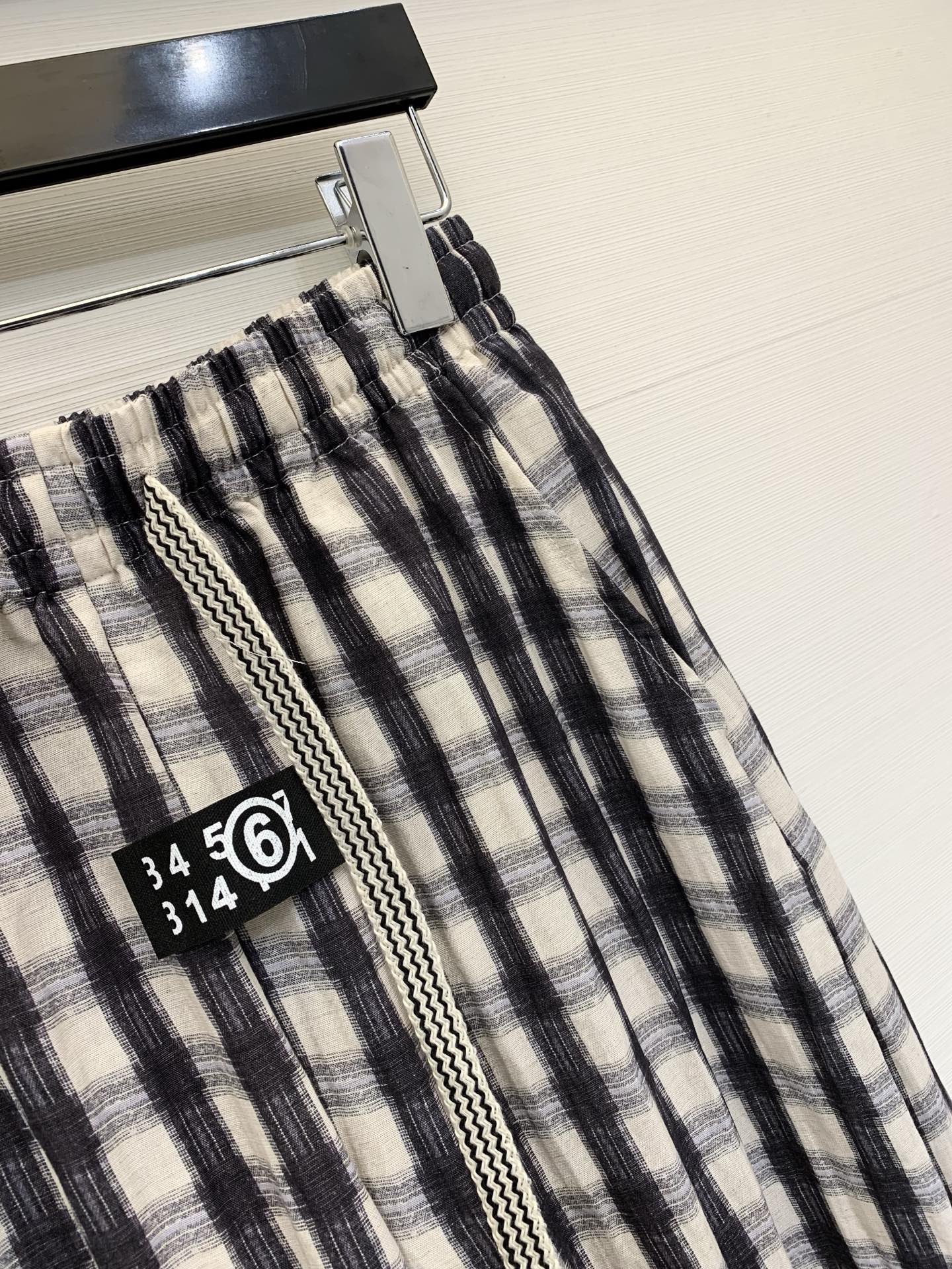 MM6 Maison Margiela 26夏季新款 黑白格纹阔腿裤，黑白格纹肌理面料，松紧腰+抽绳设计