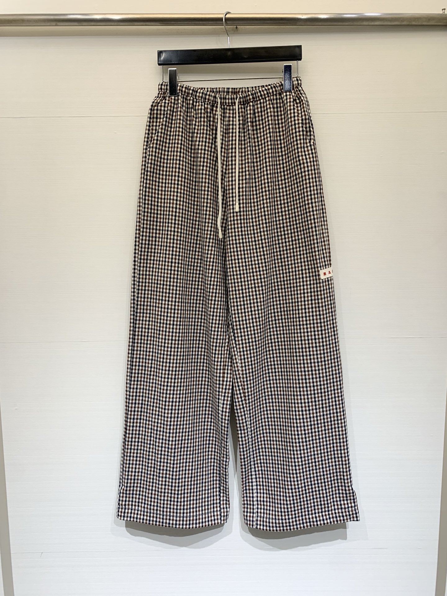 NO:835765,MARNI 26 new summer style brown, white and blue plaid wide-leg pants, elastic waist + drawstring design, MARNI cloth label on the side, highly recognizable; loose wide-leg version, with a retro literary atmosphere, suitable for matching with white T, sweaters and shirts. It can not only create a casual daily look, but also can be worn with a suit for a retro commuting feel. Size SML,,marni,shirts,business suit,19860909MARNI 26夏季新款 棕白蓝格纹阔腿裤,松紧腰+抽绳设计,裤侧带有MARNI的布标,辨识度很高；宽松阔腿版型,自带复古文艺氛围,搭配白T、针织衫、衬衫都很合适,既能打造休闲日常的造型,也能搭配西装穿出复古通勤感 码数SML,,marni,shirts,business suit,,Women's clothing