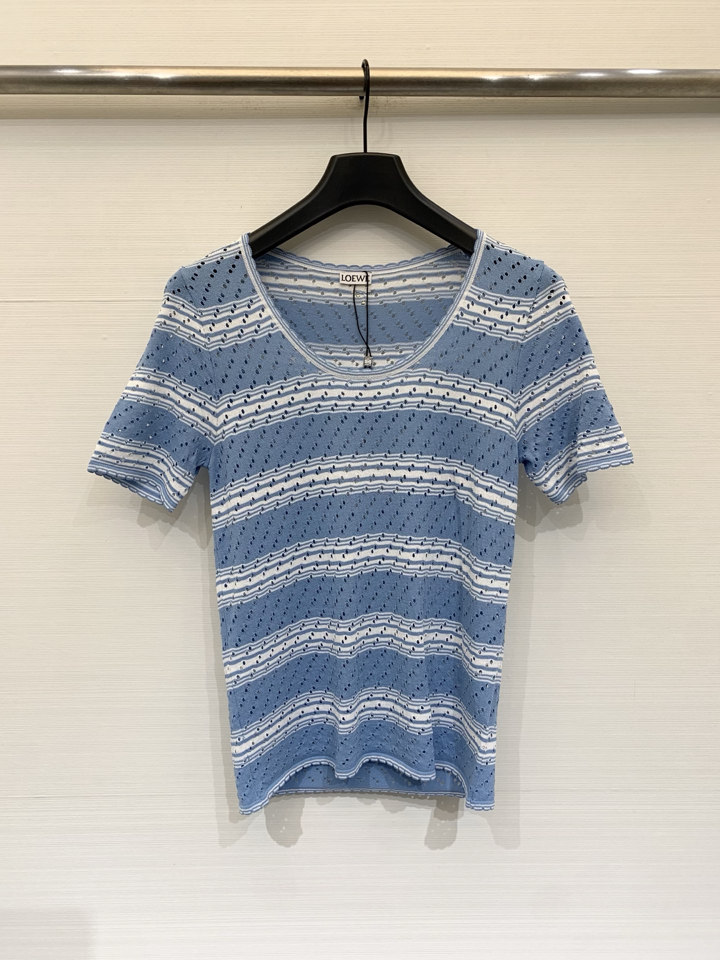 NO:835770,Loewe 26 new summer style, stitched color hollow short-sleeved style, logo pattern decoration, series models shipped, upper body with high-end atmosphere, two-color SML,,loewe,T-shirt,19860909Loewe 26夏季新款 拼接色镂空短袖款 logo图案修饰点缀 系列款出货 上身高级氛围感 两色SML,,loewe,T-shirt,,Women's clothing