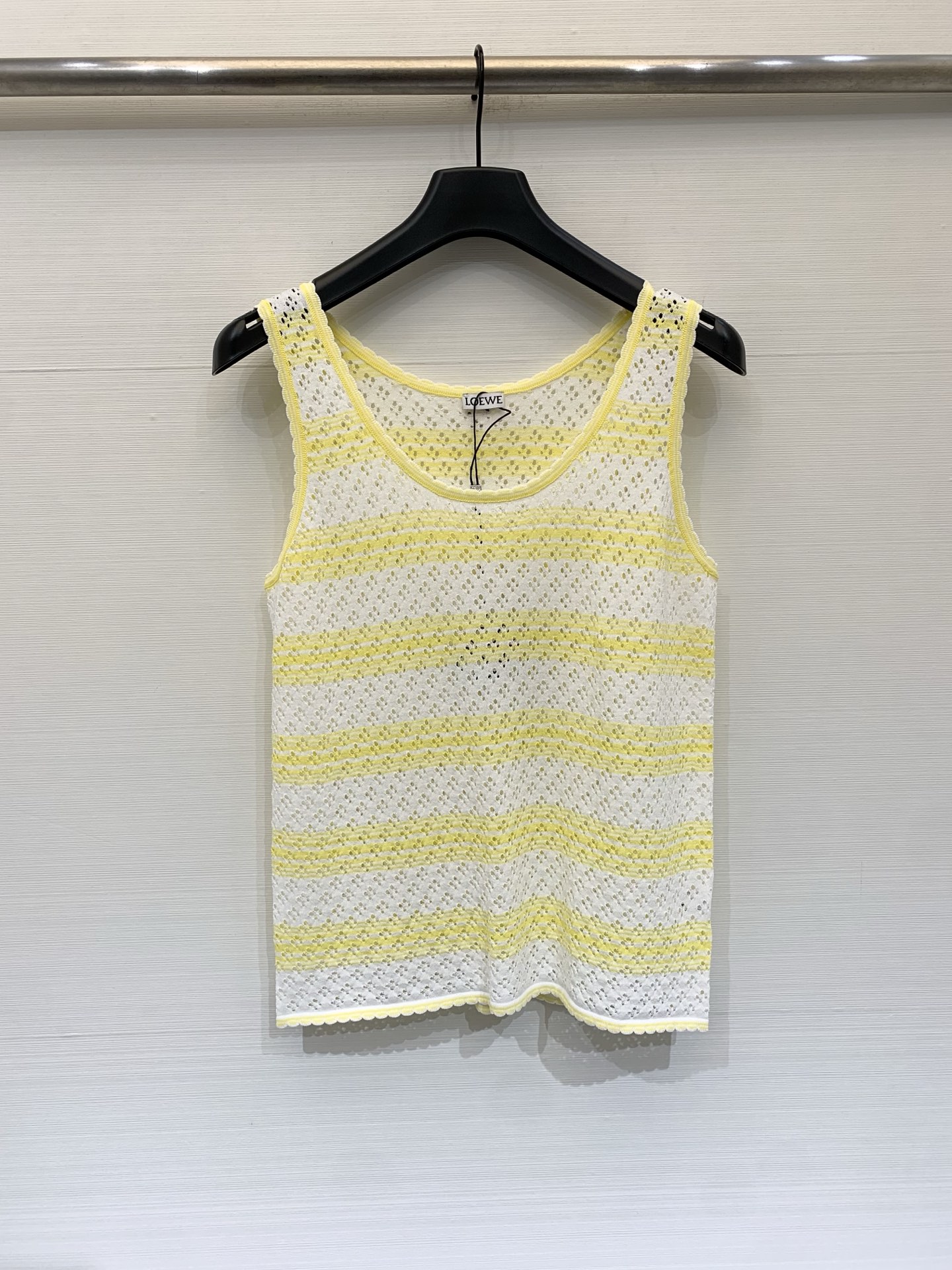 NO:835776,Loewe 26 new summer model, stitched color hollow vest style, logo pattern decoration, upper body with high-end atmosphere, two-color SML,,loewe,19860909Loewe 26夏季新款 拼接色镂空背心款 logo图案修饰点缀 上身高级氛围感 两色SML,,loewe,,Women's clothing