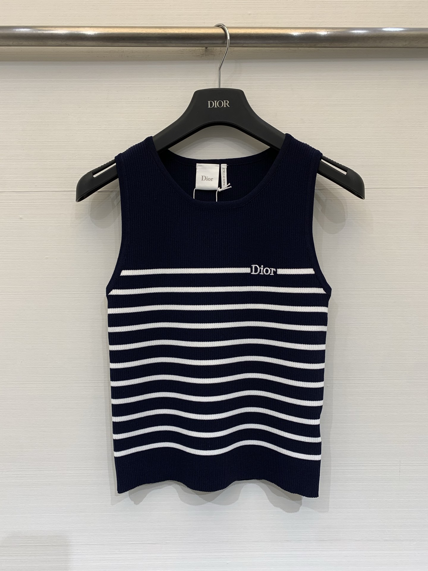 NO:835782,Dior 26 new summer style casual style striped vest style logo pattern decoration upper body high-end atmosphere two-color SML,, dior,19860909Dior 26夏季新款 休闲风条纹背心款 logo图案修饰点缀 上身高级氛围感 两色SML,,dior,,Women's clothing