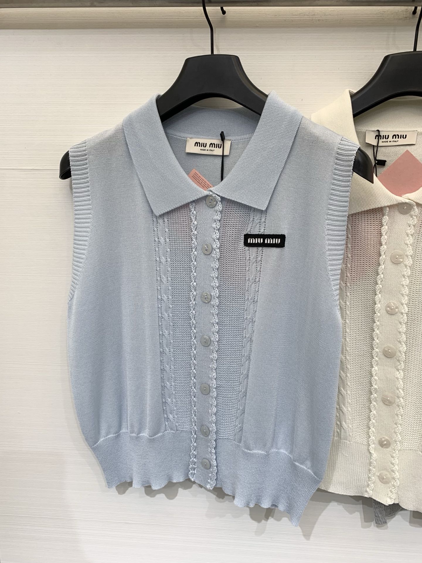 NO:835788,MIUMI* 26 new summer model Polo collar cardigan vest style logo pattern decoration upper body high-end atmosphere three-color SML,,miumiu,19860909MIUMI* 26夏季新款 Polo领开衫背心款 logo图案修饰点缀 上身高级氛围感 三色SML,,miumiu,,Women's clothing
