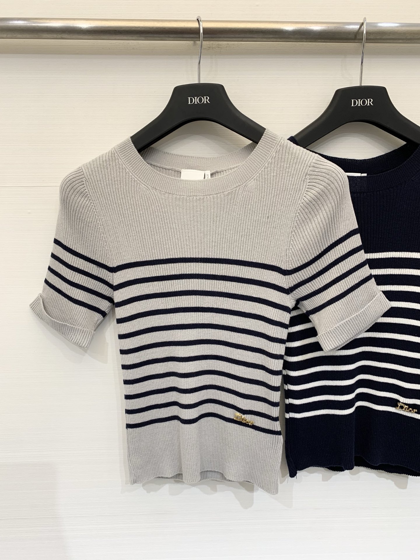 NO:835794,Dior 26 new summer model, simple striped short-sleeved style, logo pattern decoration, upper body with high-end atmosphere, three-color SML, dior, T-shirt,19860909Dior 26夏季新款 简约条纹短袖款 logo图案修饰点缀 上身高级氛围感 三色SML,,dior,T-shirt,,Women's clothing