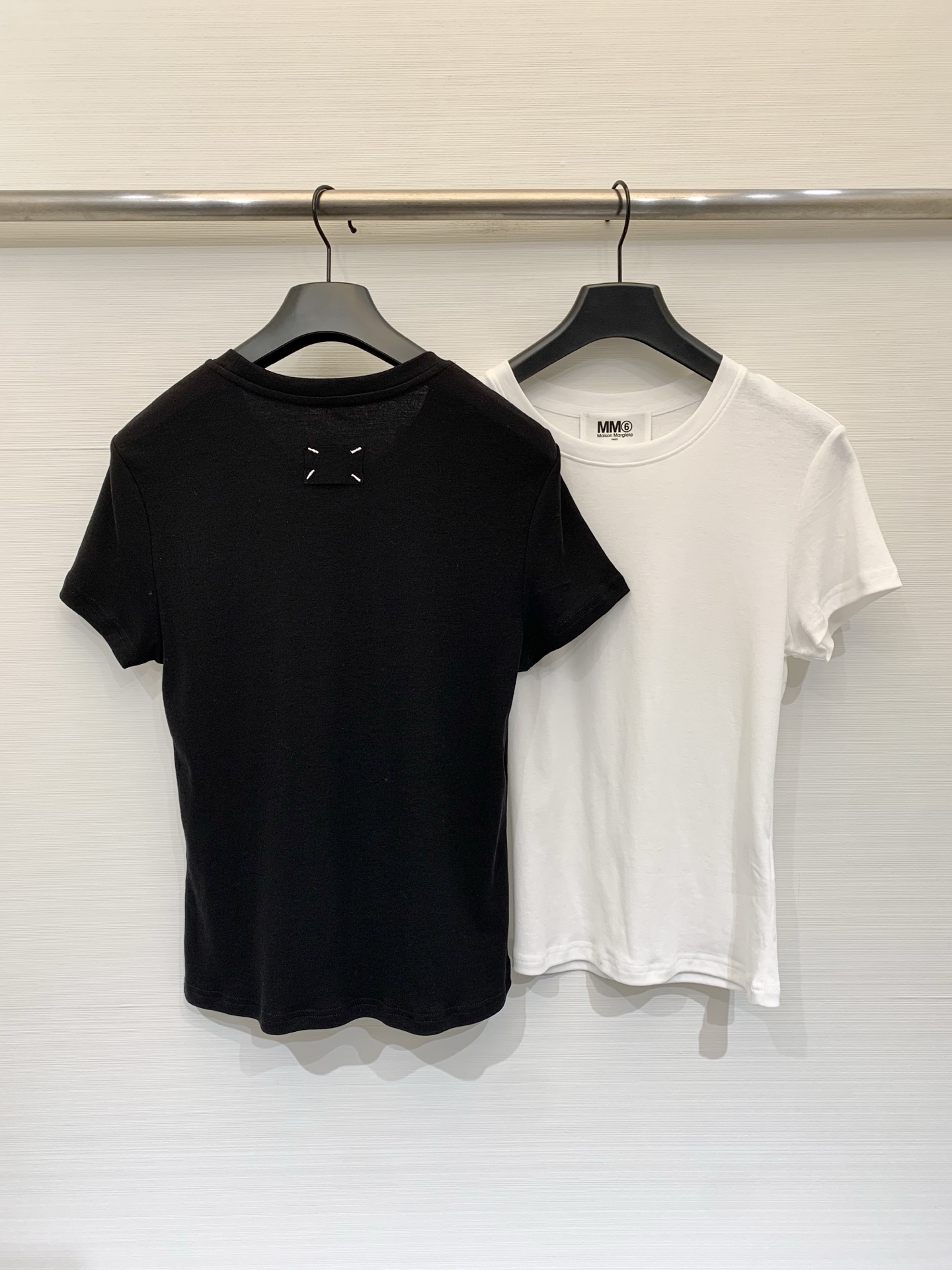 MM6 Maison Margiela 26夏季新款 基础款短袖T恤，背部正中央的方形布标+四缝线“四角