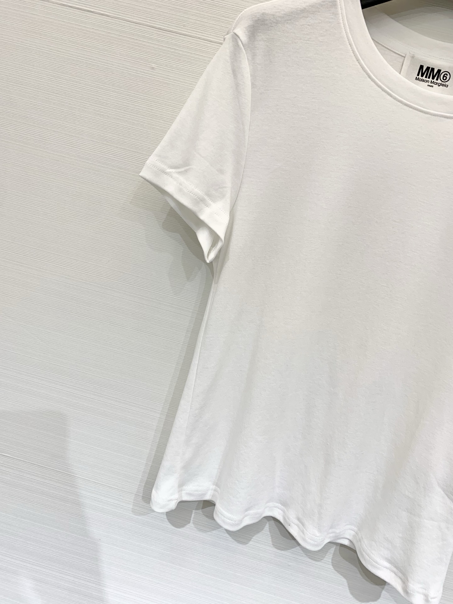 MM6 Maison Margiela 26夏季新款 基础款短袖T恤，背部正中央的方形布标+四缝线“四角