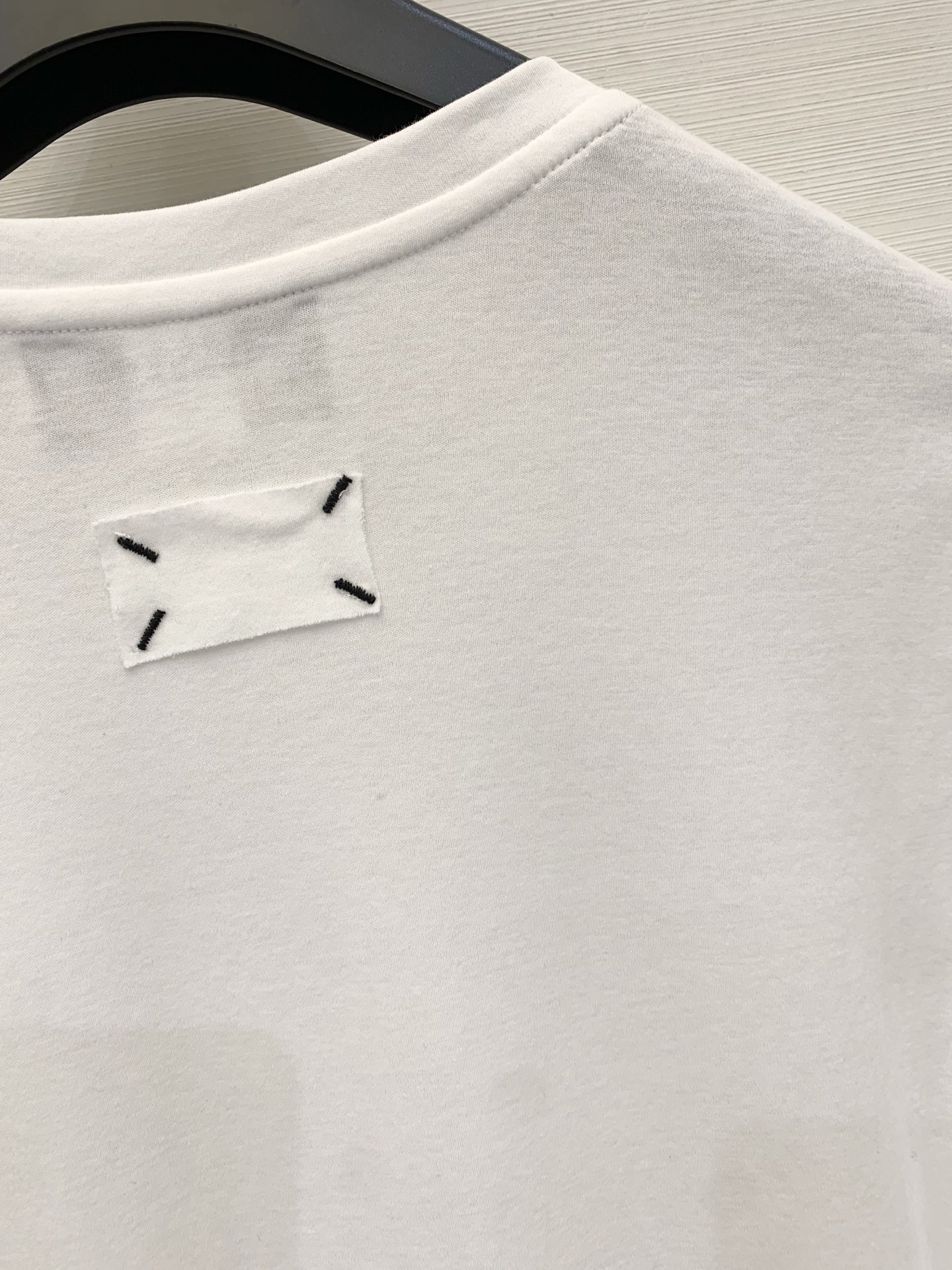 MM6 Maison Margiela 26夏季新款 基础款短袖T恤，背部正中央的方形布标+四缝线“四角
