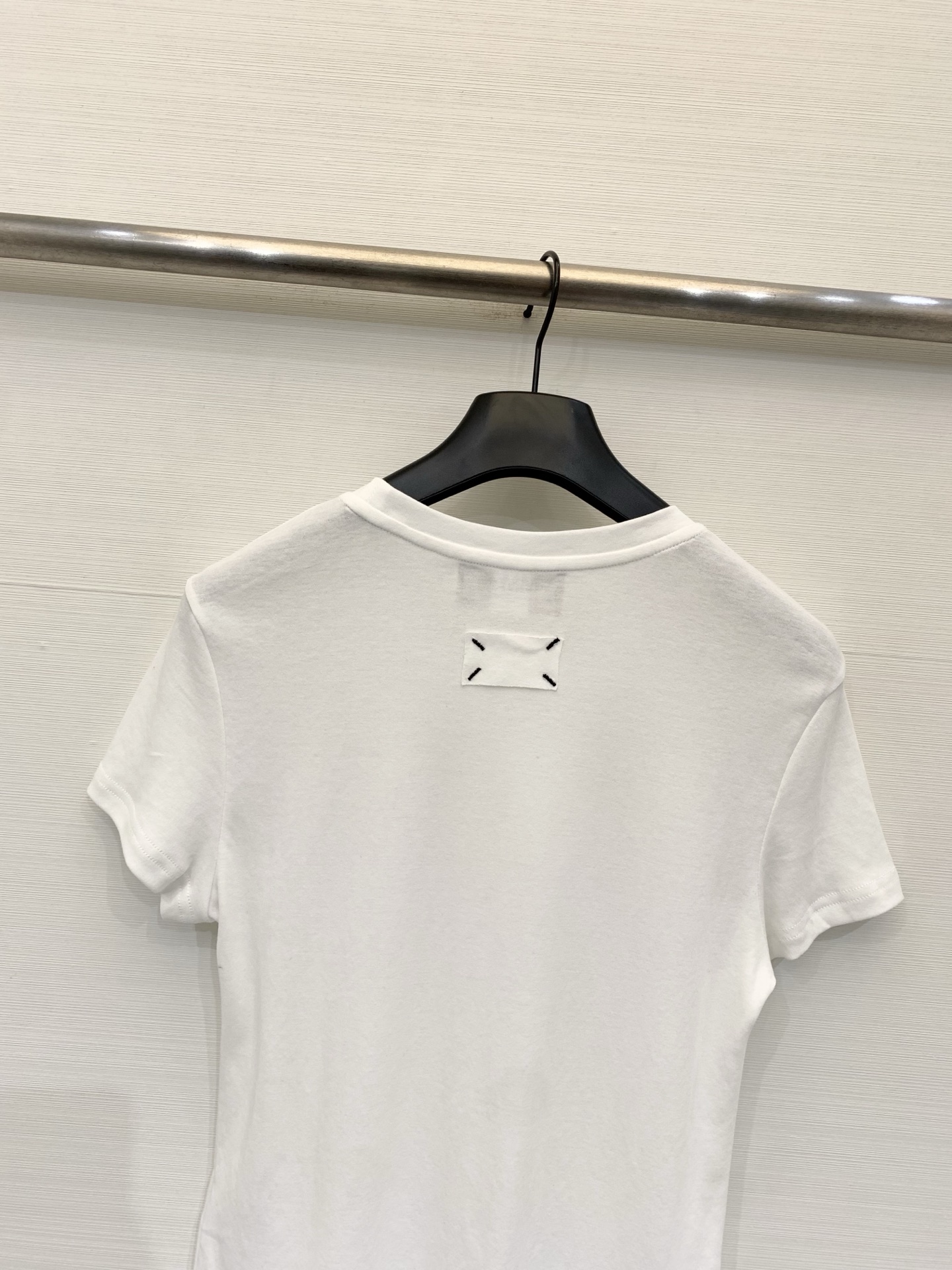 MM6 Maison Margiela 26夏季新款 基础款短袖T恤，背部正中央的方形布标+四缝线“四角