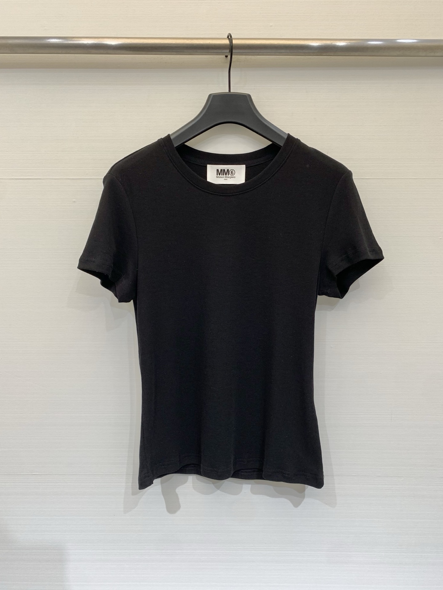 NO:835800,MM6 Maison Margiela 26 new summer model. Basic short-sleeved T-shirt. The square cloth label in the center of the back + the four-seam 'four-corner label' are the most classic brand identification symbols of Maison Margiela. It is a slightly slim-fitting version with neat lines and not tight. It can well modify the shoulder line while retaining the comfort of daily wear. Two-color SML, masion margiela, T-shirt, tees, t-shirt,19860909MM6 Maison Margiela 26夏季新款 基础款短袖T恤,背部正中央的方形布标+四缝线“四角标”,是Maison Margiela最经典的品牌识别符号,偏合身的微修身版型,线条利落不紧绷,能很好地修饰肩线,同时保留了日常穿搭的舒适感 两色SML,,masion margiela,T-shirt,tees，t-shirt,,Women's clothing