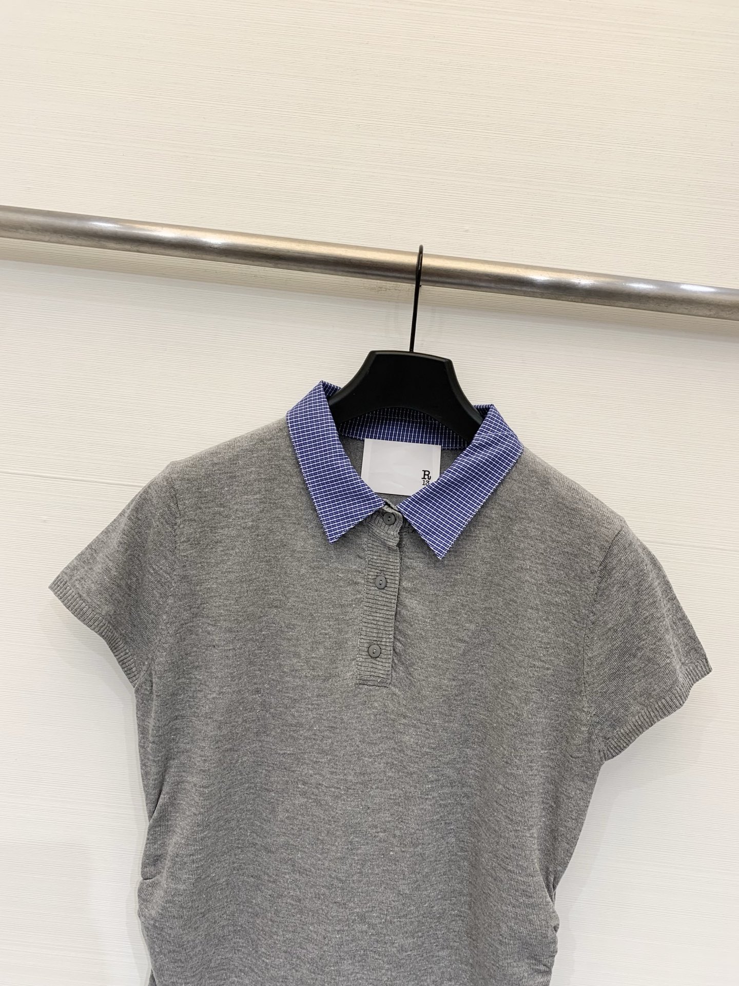 R13 26夏季新款 撞色拼接领收腰针织短袖，学院风+轻熟通勤，微修身剪裁，侧边有抽褶设计，能自然收腰、