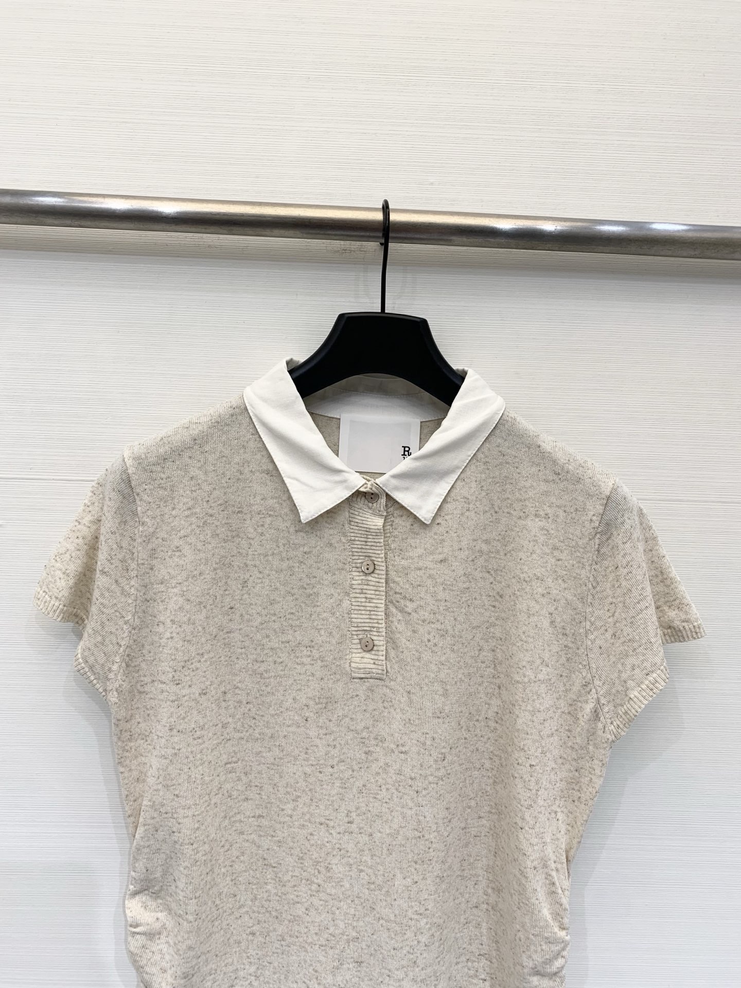 R13 26夏季新款 撞色拼接领收腰针织短袖，学院风+轻熟通勤，微修身剪裁，侧边有抽褶设计，能自然收腰、