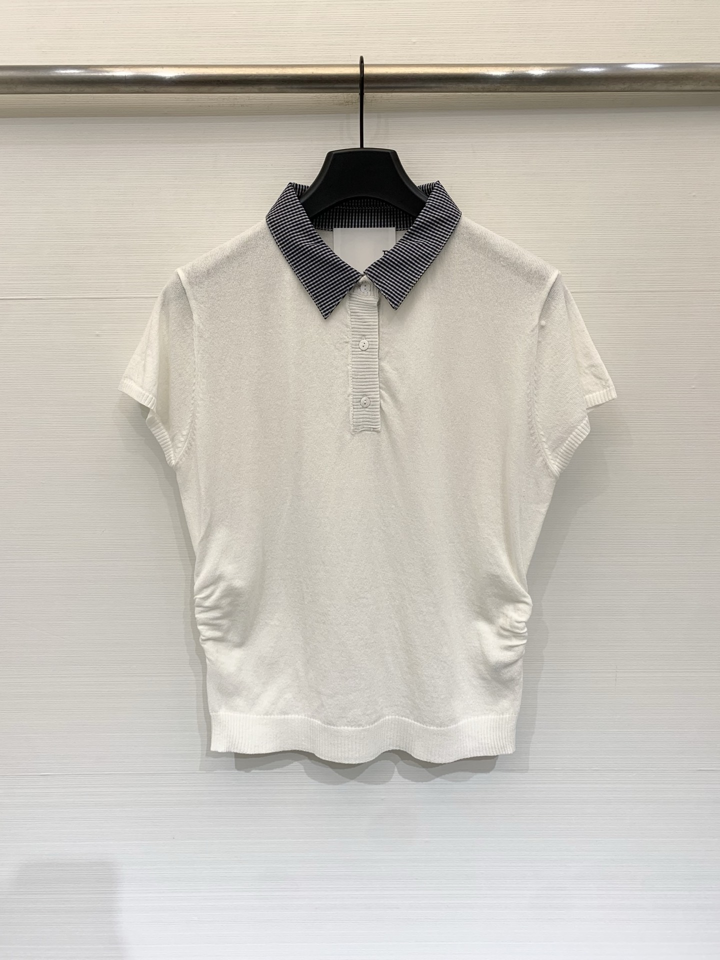 NO:835806,R13 26 new summer model, contrasting color splicing collar, waisted knitted short-sleeve, college style + light and sophisticated commuting, slightly slim fit, shirring design on the sides, which can naturally tighten the waist and optimize the waist and abdomen line. The short length is just stuck at the waistline, making you appear taller and slimmer. It is suitable for pairing with jeans and suit pants. It can be worn for daily, commuting and light dates. It does not matter the style. Three-color SM, jeans, T-shirt, business suit,19860909R13 26夏季新款 撞色拼接领收腰针织短袖,学院风+轻熟通勤,微修身剪裁,侧边有抽褶设计,能自然收腰、优化腰腹线条,短款长度刚好卡在腰线位置,显高显瘦,搭配牛仔裤、西装裤都很合适,日常、通勤、轻约会都能穿,不挑风格 三色SM,,jeans,T-shirt,business suit,,Women's clothing
