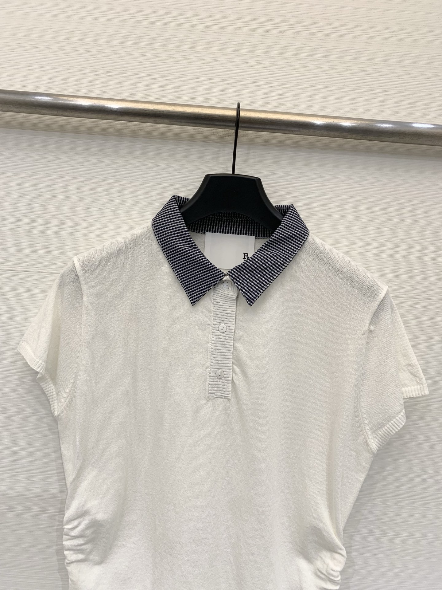 R13 26夏季新款 撞色拼接领收腰针织短袖，学院风+轻熟通勤，微修身剪裁，侧边有抽褶设计，能自然收腰、
