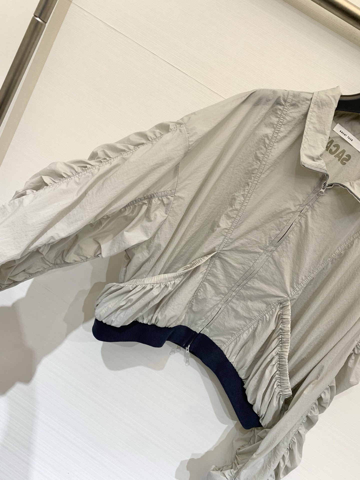 Sacai 26夏季新款 解构风尼龙防晒外套，撞色拼接，翻领+前中拉链设计，袖子、腰侧同样保留了标志性的