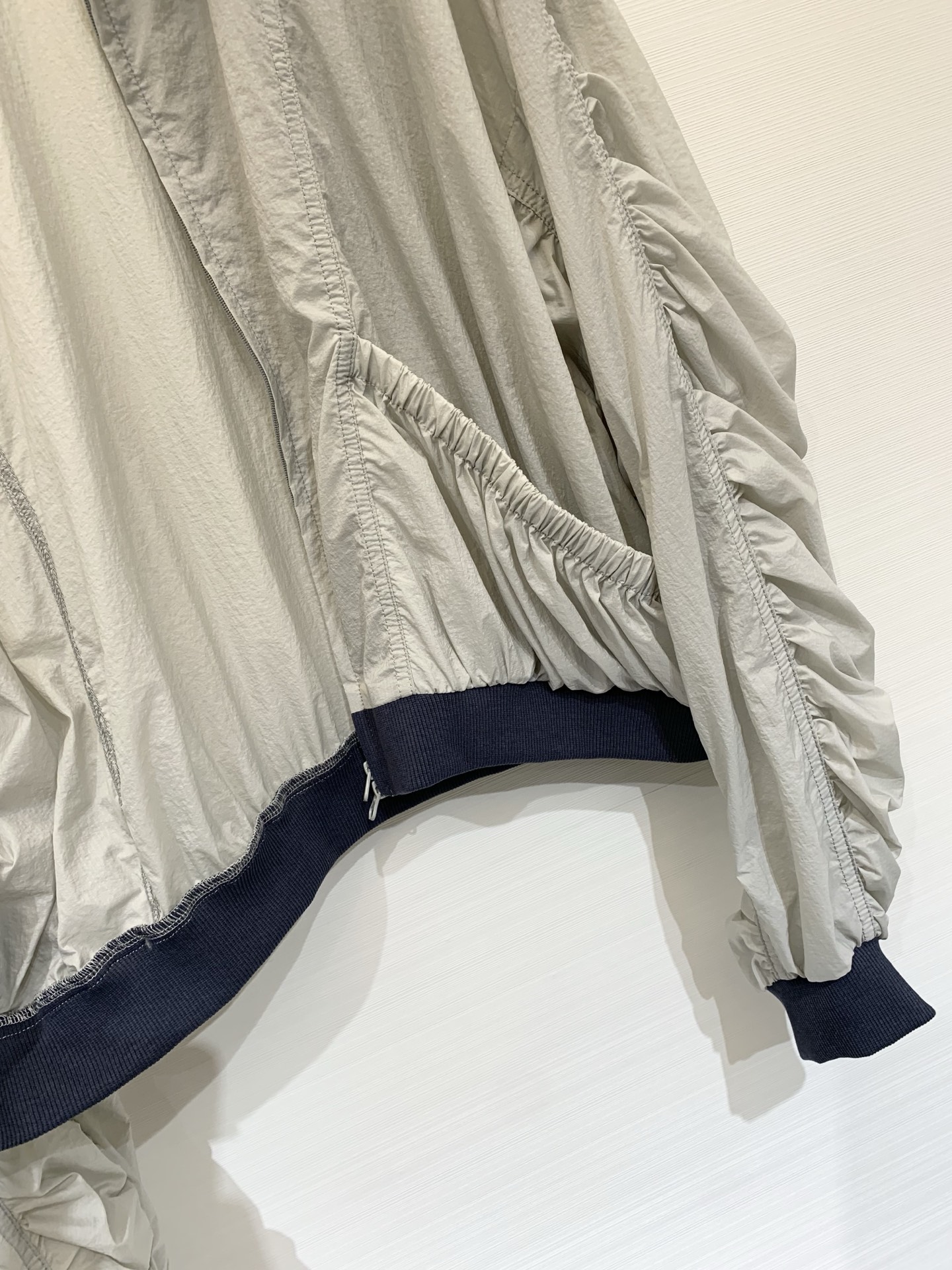 Sacai 26夏季新款 解构风尼龙防晒外套，撞色拼接，翻领+前中拉链设计，袖子、腰侧同样保留了标志性的