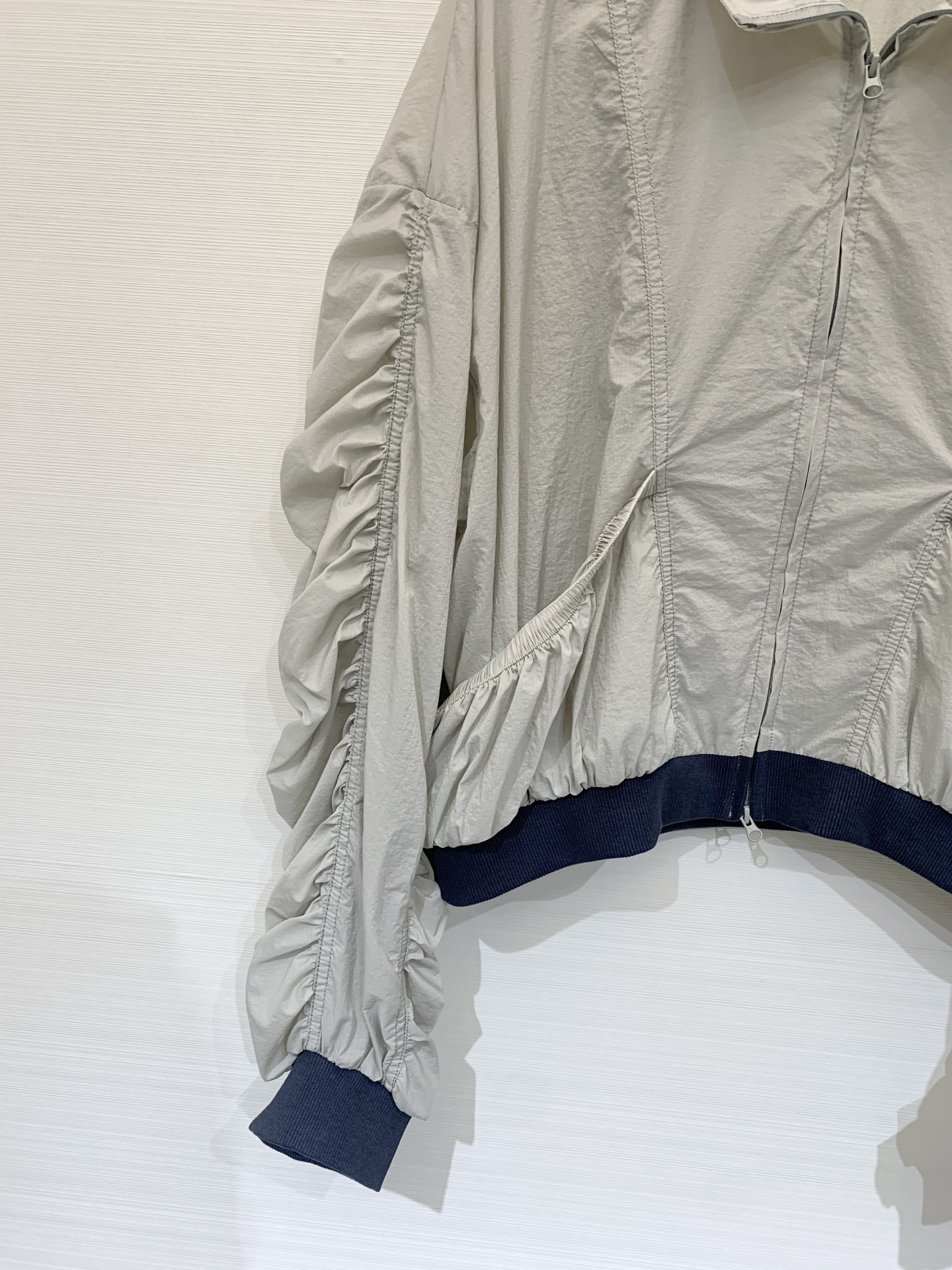 Sacai 26夏季新款 解构风尼龙防晒外套，撞色拼接，翻领+前中拉链设计，袖子、腰侧同样保留了标志性的