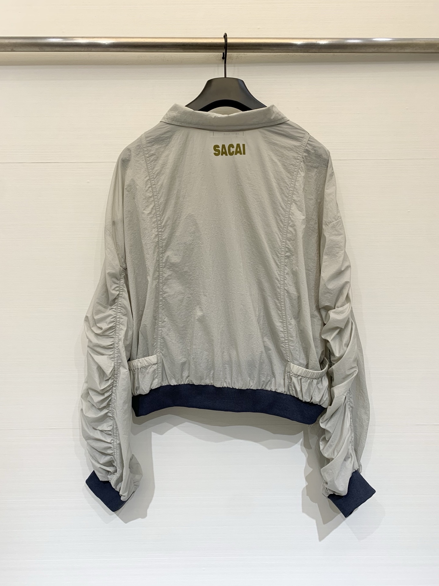 Sacai 26夏季新款 解构风尼龙防晒外套，撞色拼接，翻领+前中拉链设计，袖子、腰侧同样保留了标志性的