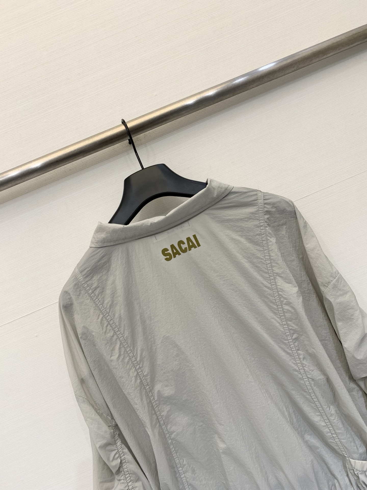 Sacai 26夏季新款 解构风尼龙防晒外套，撞色拼接，翻领+前中拉链设计，袖子、腰侧同样保留了标志性的