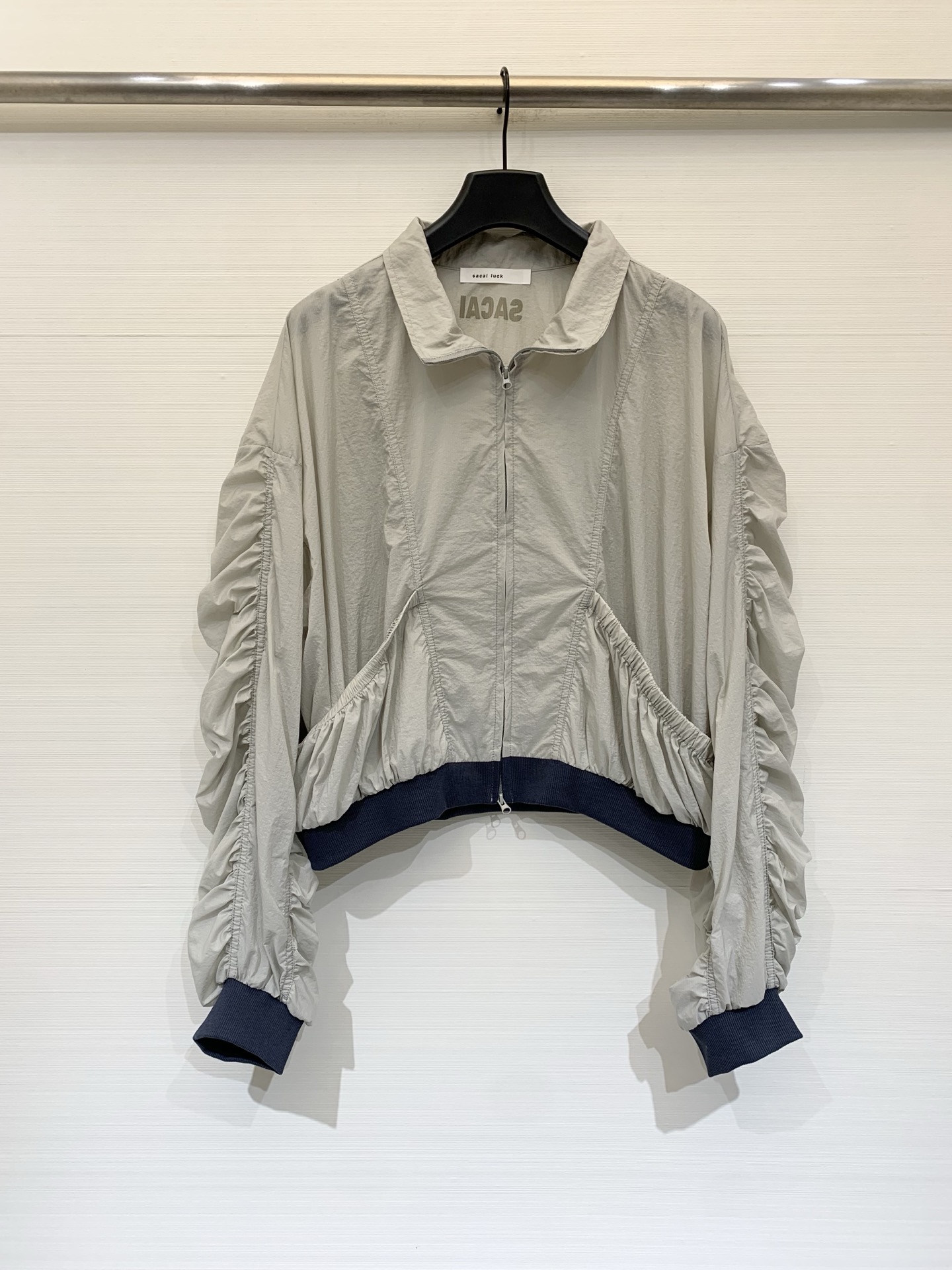 NO:836557,Sacai 26 new summer style deconstructed nylon sun protection jacket, contrasting stitching, lapels + center front zipper design, the sleeves and waist also retain the iconic shirring structure, creating an irregular pleat effect, full of relaxation, light color is more refreshing, suitable for spring and summer with jeans or sports shorts, color gray green white black size SM, shorts, jeans, jackets & coats,19860909Sacai 26夏季新款 解构风尼龙防晒外套,撞色拼接,翻领+前中拉链设计,袖子、腰侧同样保留了标志性的抽褶结构,打造不规则的褶皱效果,松弛感拉满,浅色调更显清爽,适合春夏搭配牛仔裤或运动短裤 颜色灰绿 白色 黑色 码数SM,,shorts,jeans,jackets & coats,,Women's clothing