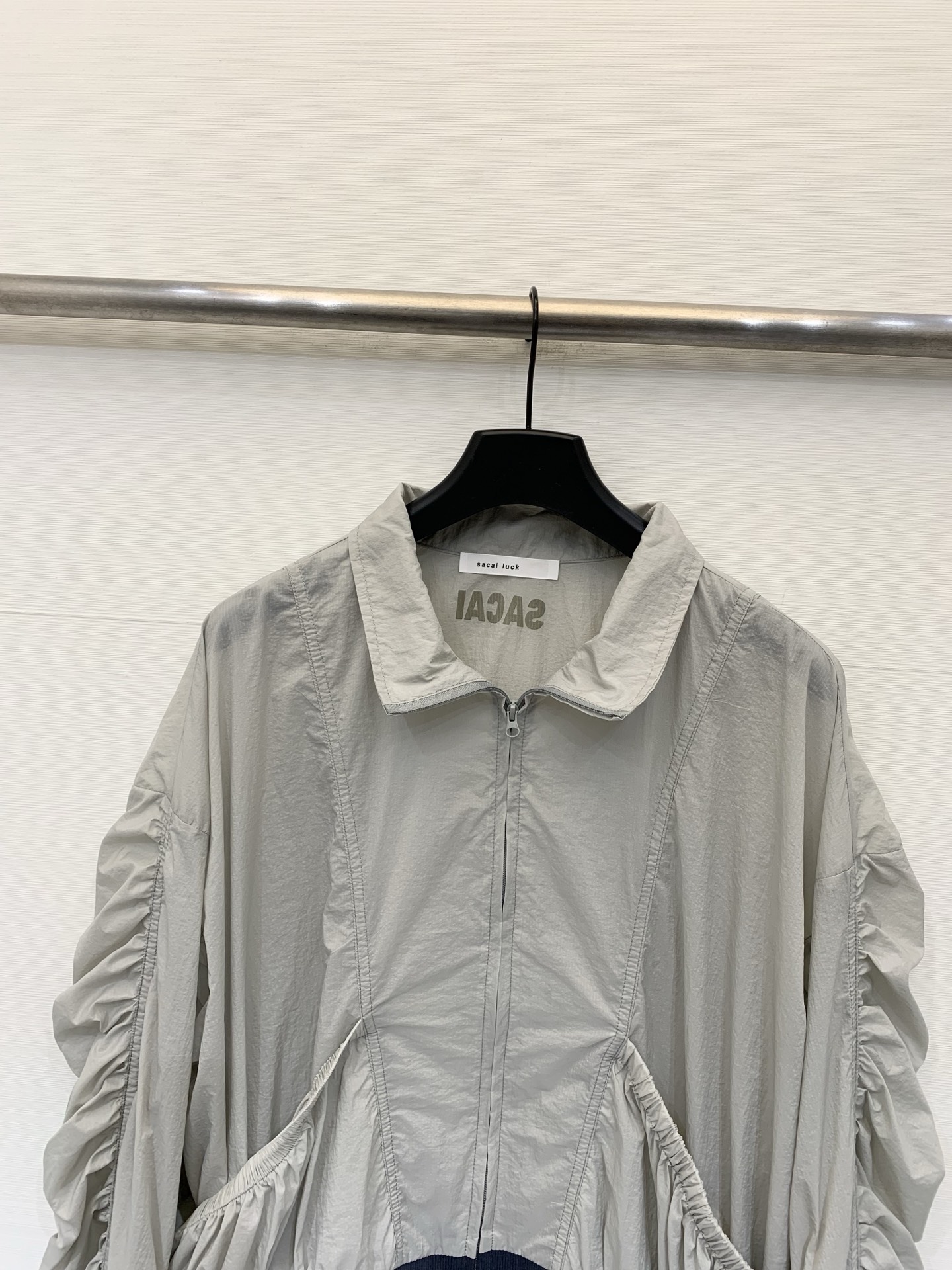 Sacai 26夏季新款 解构风尼龙防晒外套，撞色拼接，翻领+前中拉链设计，袖子、腰侧同样保留了标志性的
