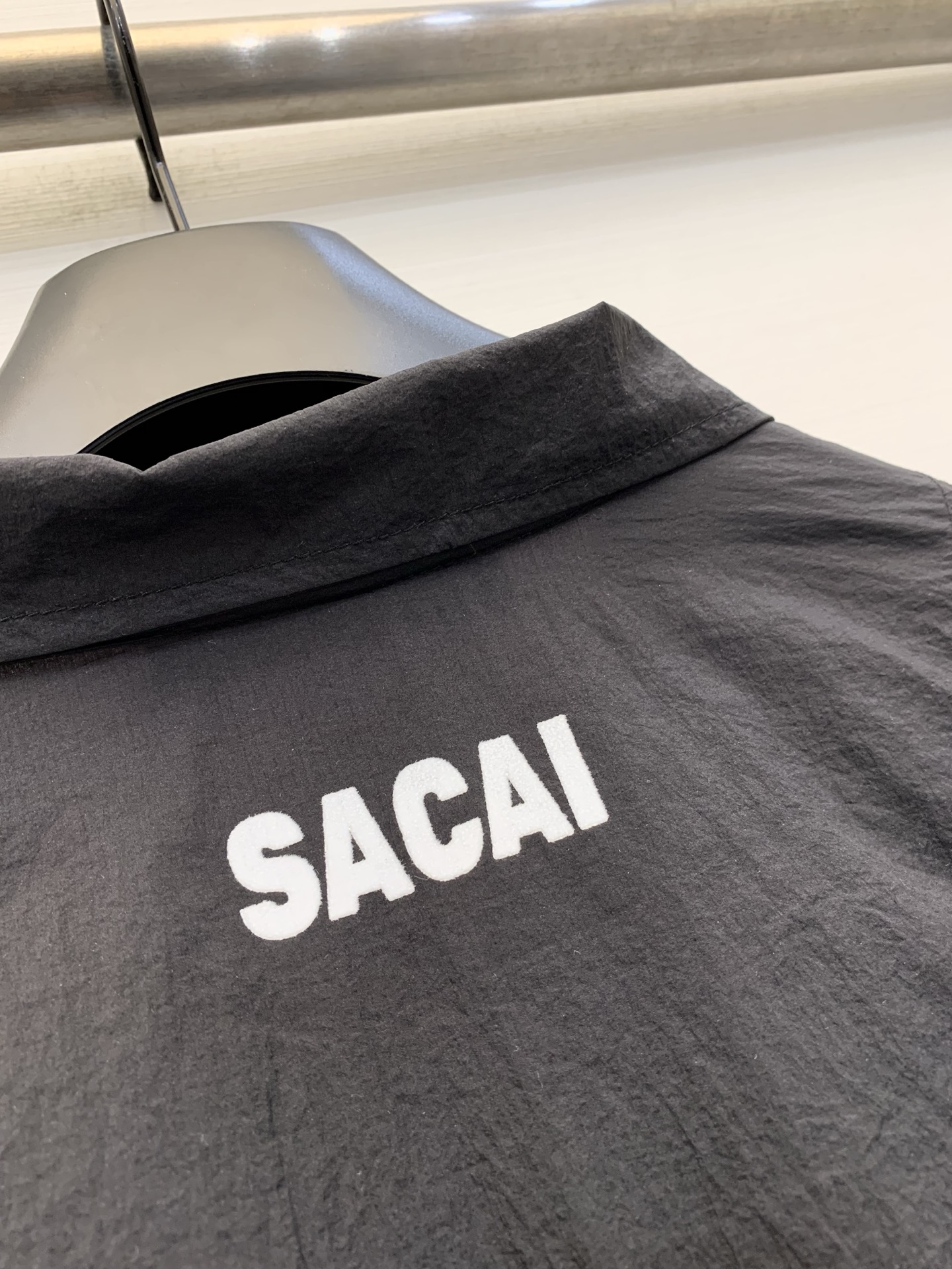 Sacai 26夏季新款 解构风尼龙防晒外套，撞色拼接，翻领+前中拉链设计，袖子、腰侧同样保留了标志性的