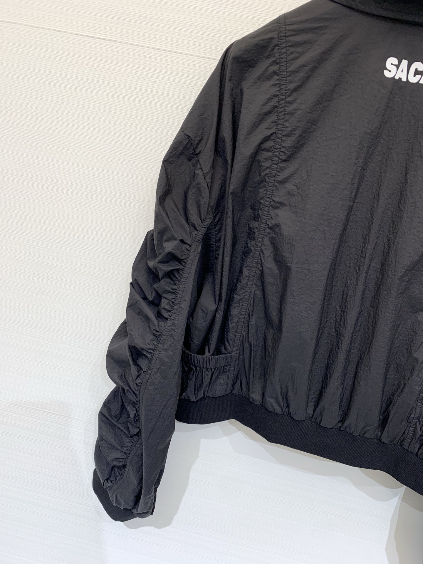 Sacai 26夏季新款 解构风尼龙防晒外套，撞色拼接，翻领+前中拉链设计，袖子、腰侧同样保留了标志性的