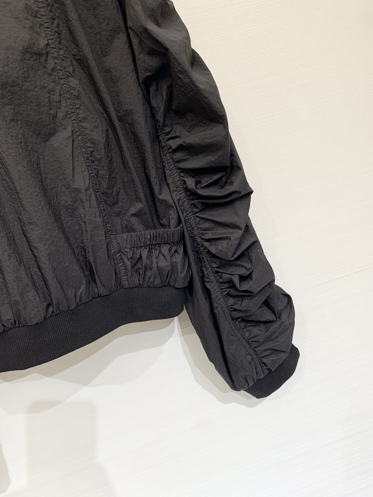 Sacai 26夏季新款 解构风尼龙防晒外套，撞色拼接，翻领+前中拉链设计，袖子、腰侧同样保留了标志性的