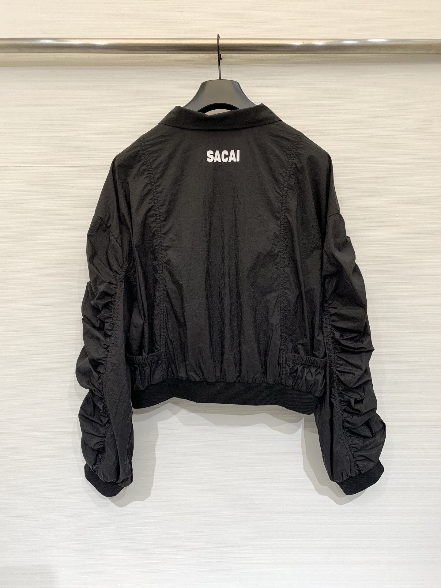 Sacai 26夏季新款 解构风尼龙防晒外套，撞色拼接，翻领+前中拉链设计，袖子、腰侧同样保留了标志性的