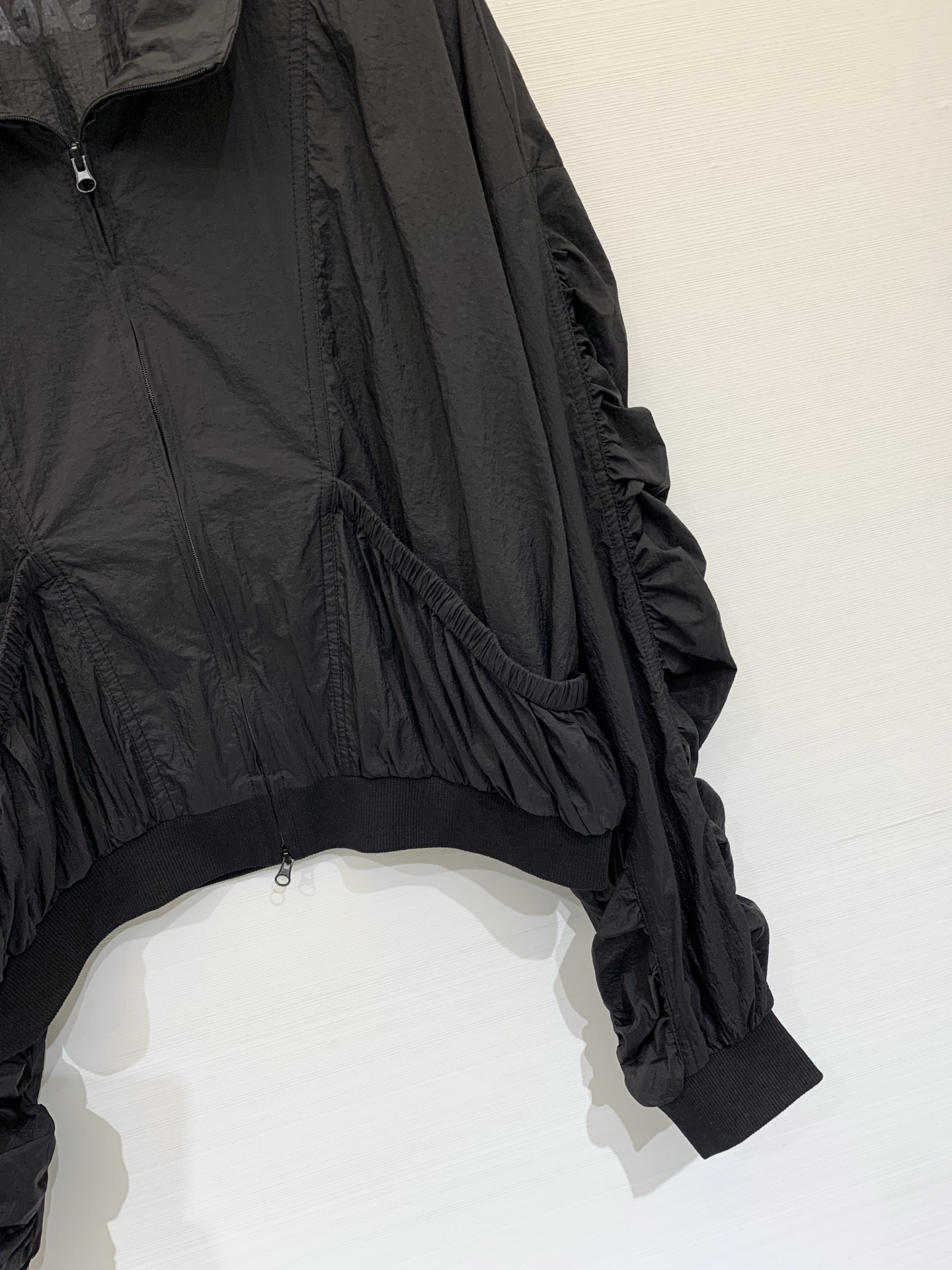 Sacai 26夏季新款 解构风尼龙防晒外套，撞色拼接，翻领+前中拉链设计，袖子、腰侧同样保留了标志性的