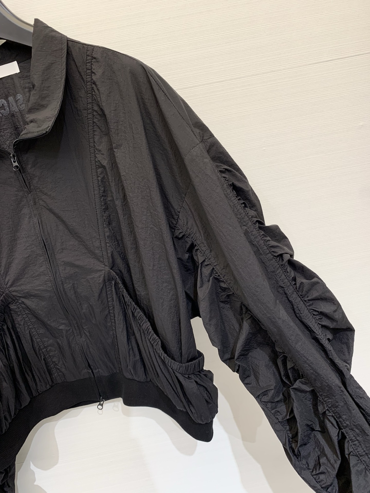 Sacai 26夏季新款 解构风尼龙防晒外套，撞色拼接，翻领+前中拉链设计，袖子、腰侧同样保留了标志性的