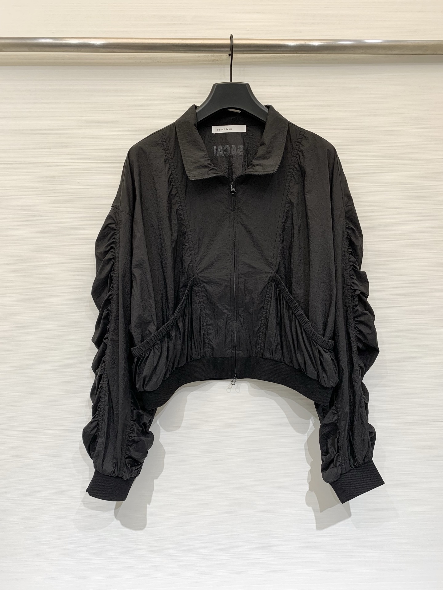 Sacai 26夏季新款 解构风尼龙防晒外套，撞色拼接，翻领+前中拉链设计，袖子、腰侧同样保留了标志性的