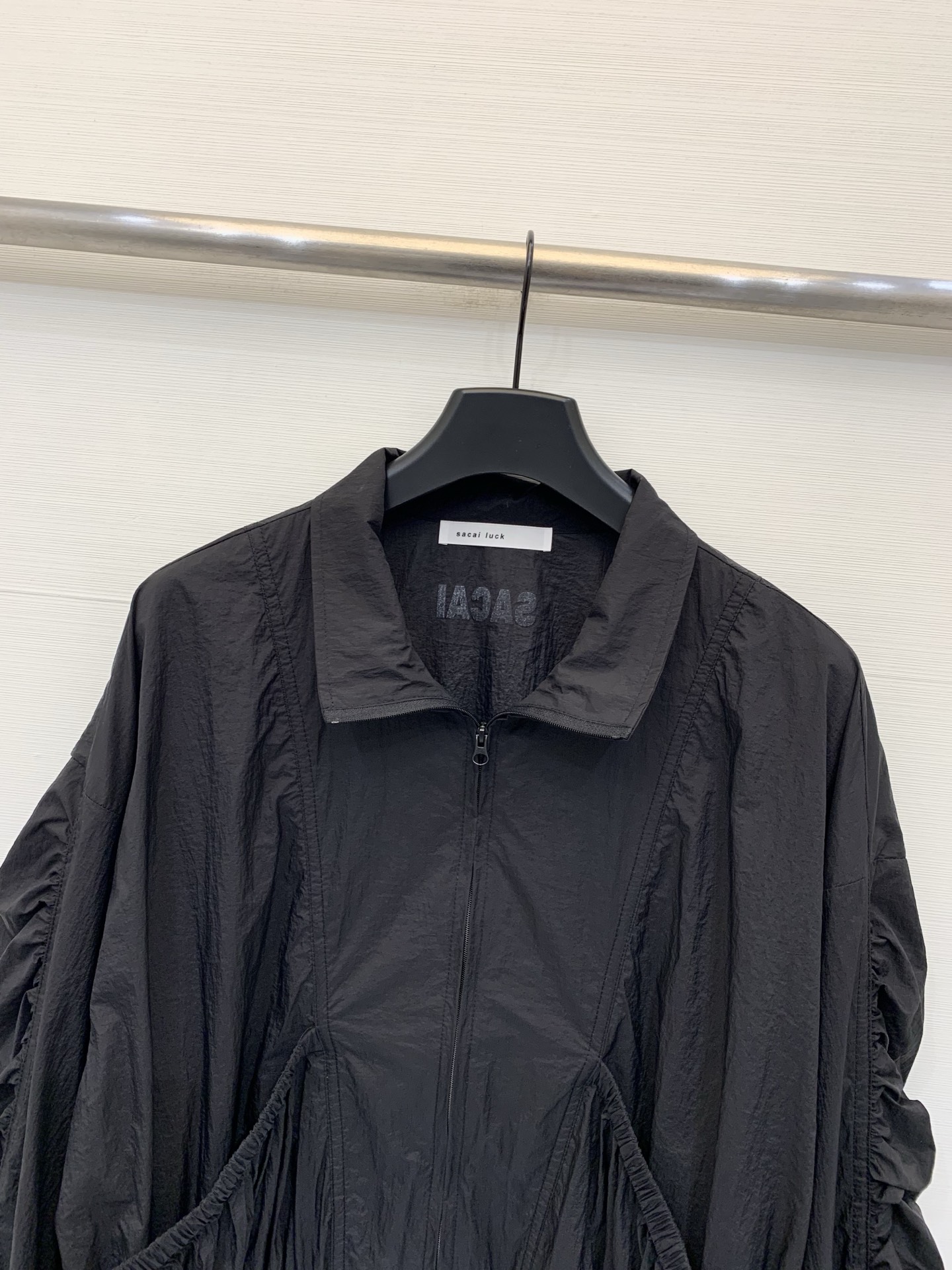 Sacai 26夏季新款 解构风尼龙防晒外套，撞色拼接，翻领+前中拉链设计，袖子、腰侧同样保留了标志性的