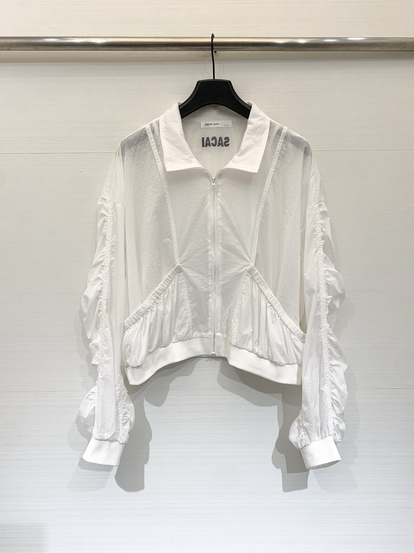 Sacai 26夏季新款 解构风尼龙防晒外套，撞色拼接，翻领+前中拉链设计，袖子、腰侧同样保留了标志性的