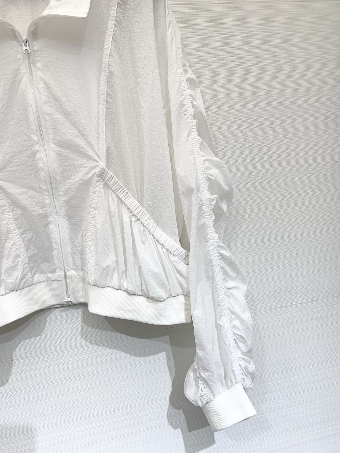 Sacai 26夏季新款 解构风尼龙防晒外套，撞色拼接，翻领+前中拉链设计，袖子、腰侧同样保留了标志性的