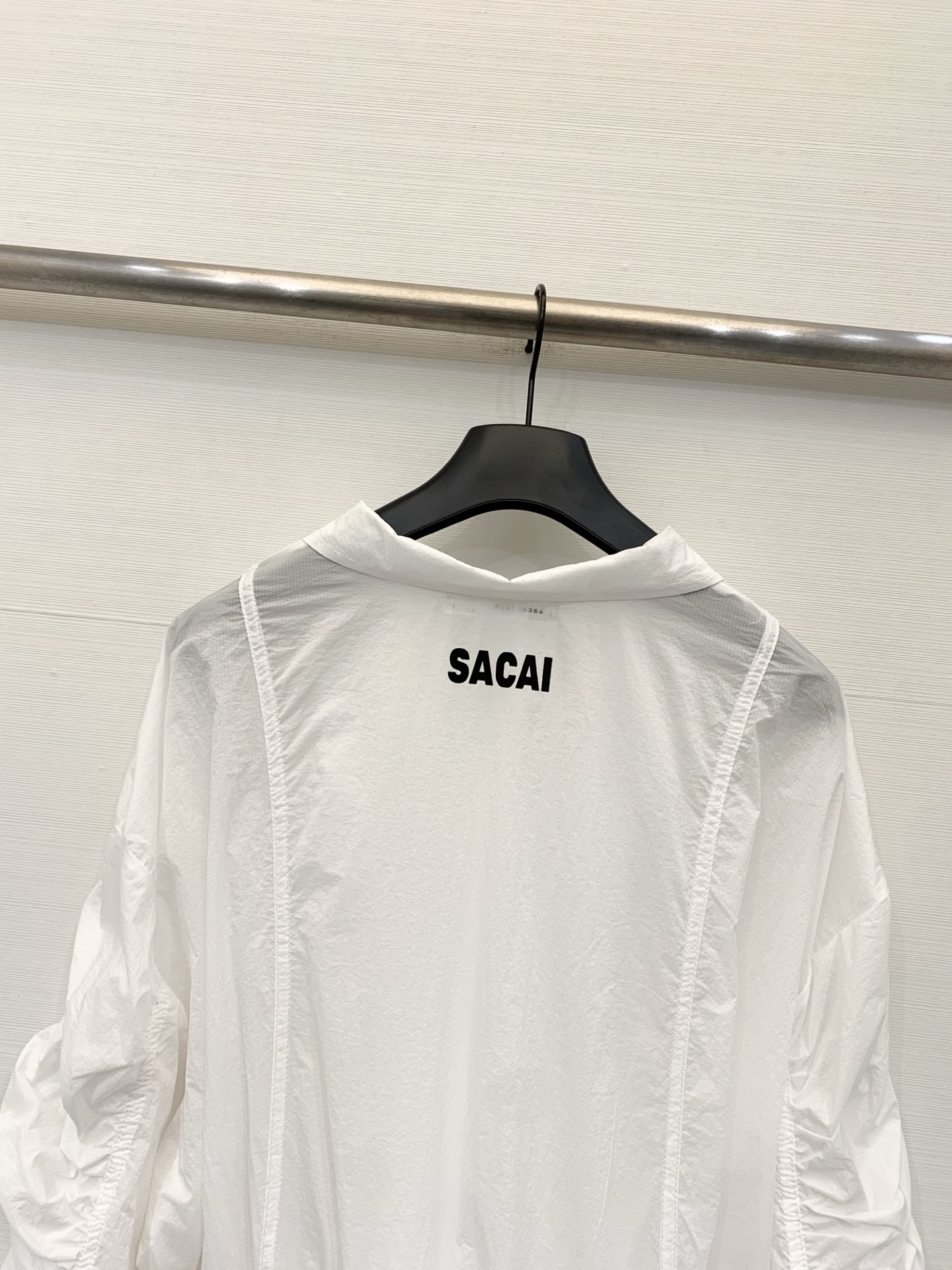 Sacai 26夏季新款 解构风尼龙防晒外套，撞色拼接，翻领+前中拉链设计，袖子、腰侧同样保留了标志性的