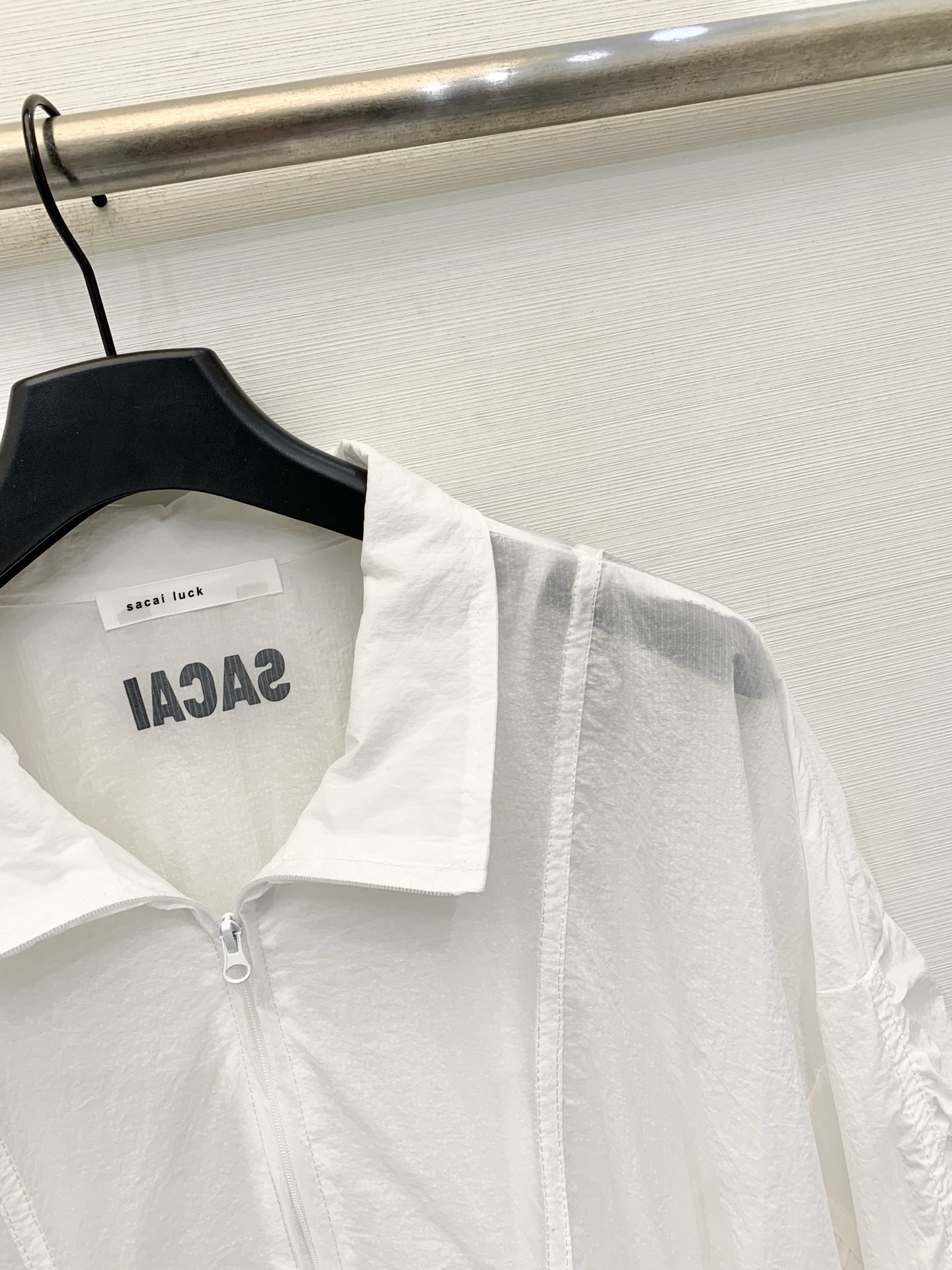 Sacai 26夏季新款 解构风尼龙防晒外套，撞色拼接，翻领+前中拉链设计，袖子、腰侧同样保留了标志性的