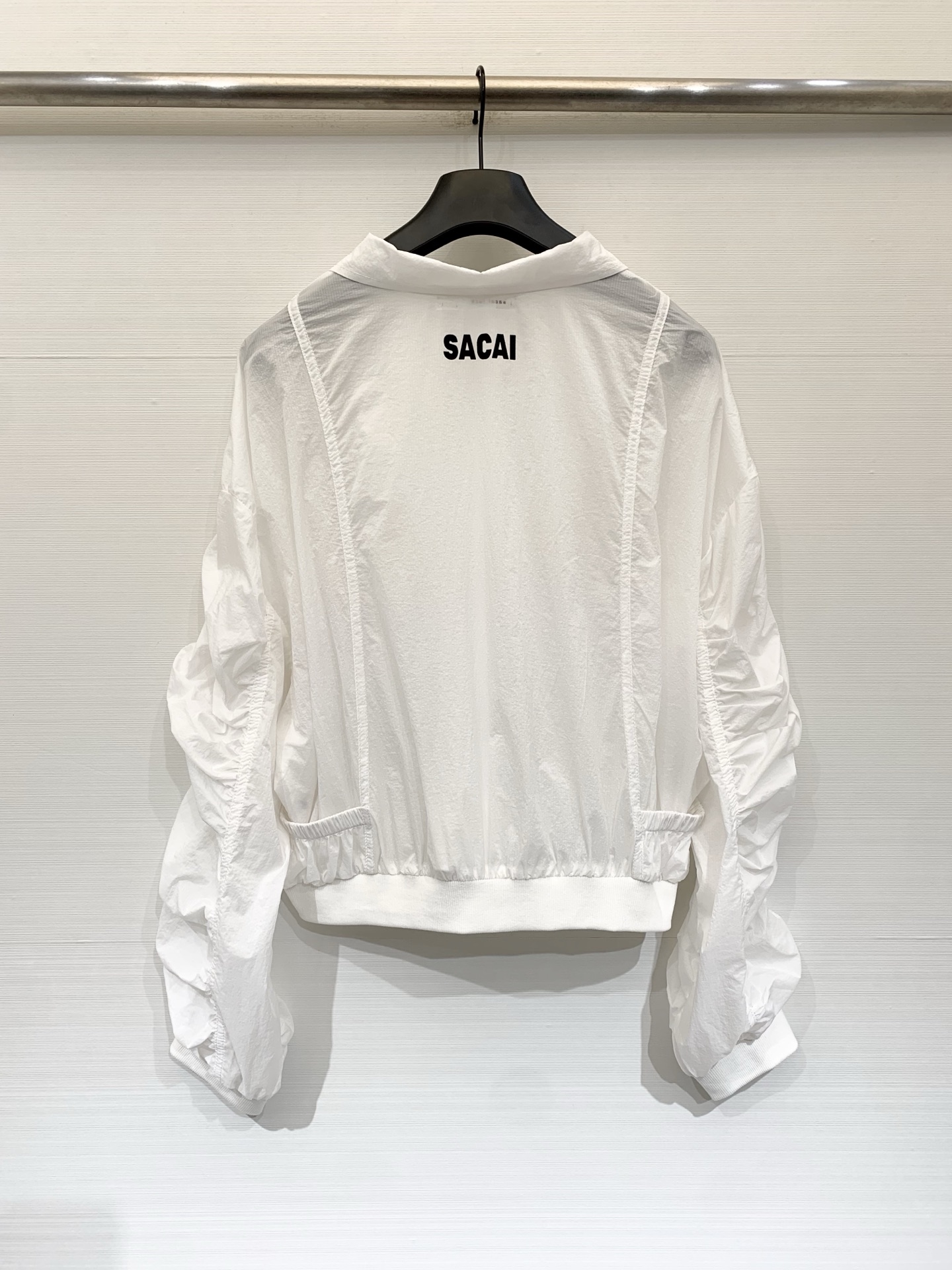 Sacai 26夏季新款 解构风尼龙防晒外套，撞色拼接，翻领+前中拉链设计，袖子、腰侧同样保留了标志性的