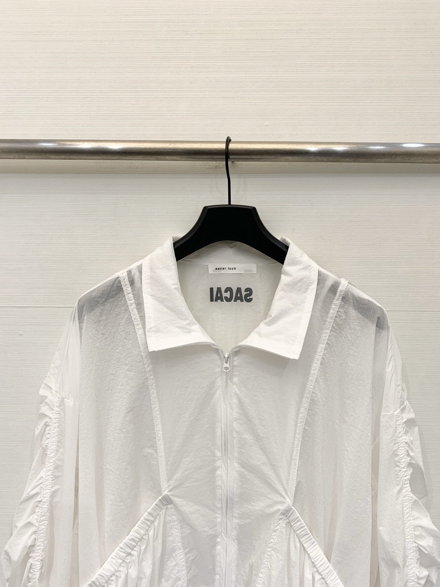 Sacai 26夏季新款 解构风尼龙防晒外套，撞色拼接，翻领+前中拉链设计，袖子、腰侧同样保留了标志性的