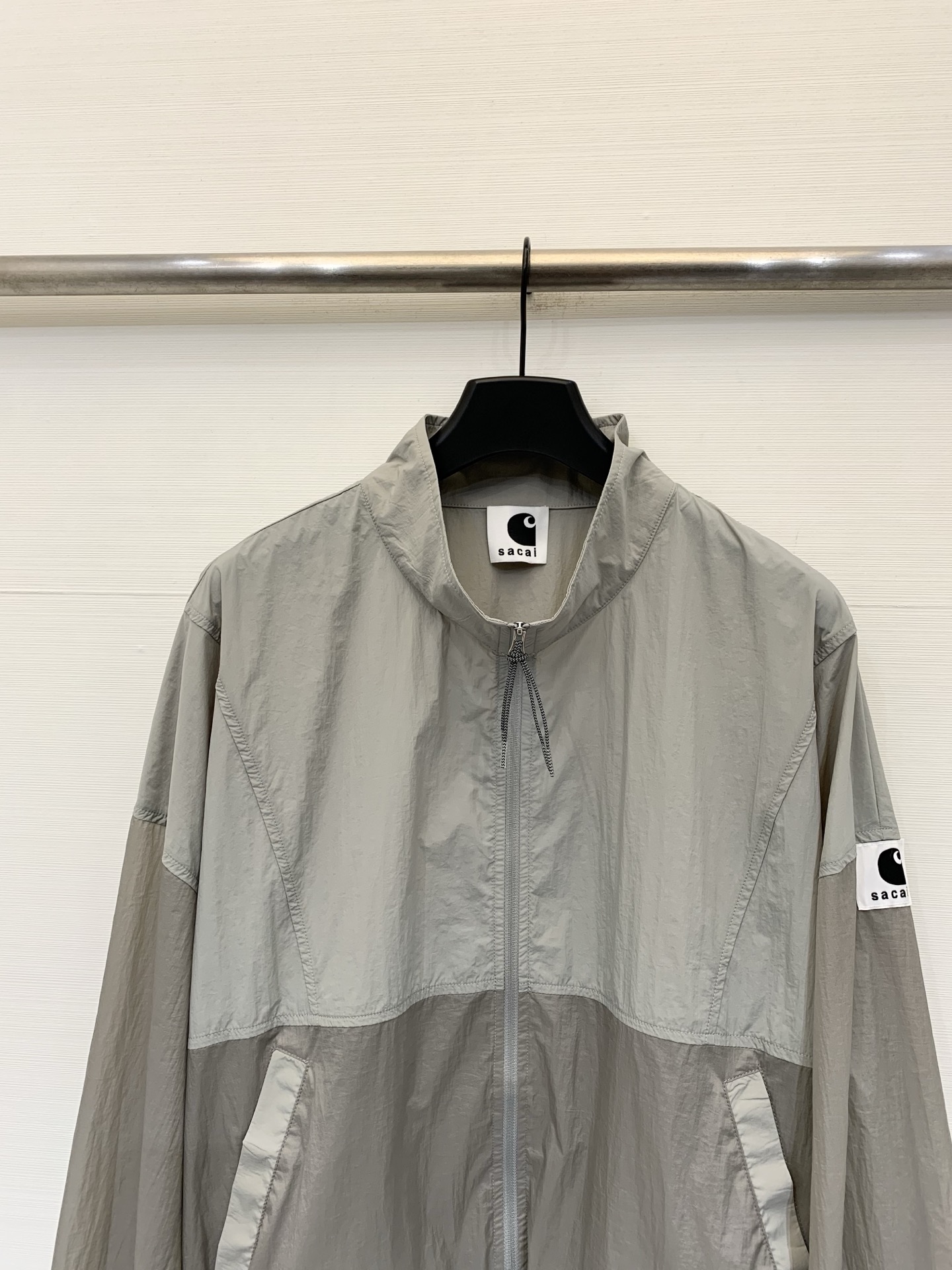 Sacai 26春夏新款 灰绿拼色高腰短款超薄防晒外套，下摆带可调节抽绳，能轻松打造高腰线，定制轻薄的尼