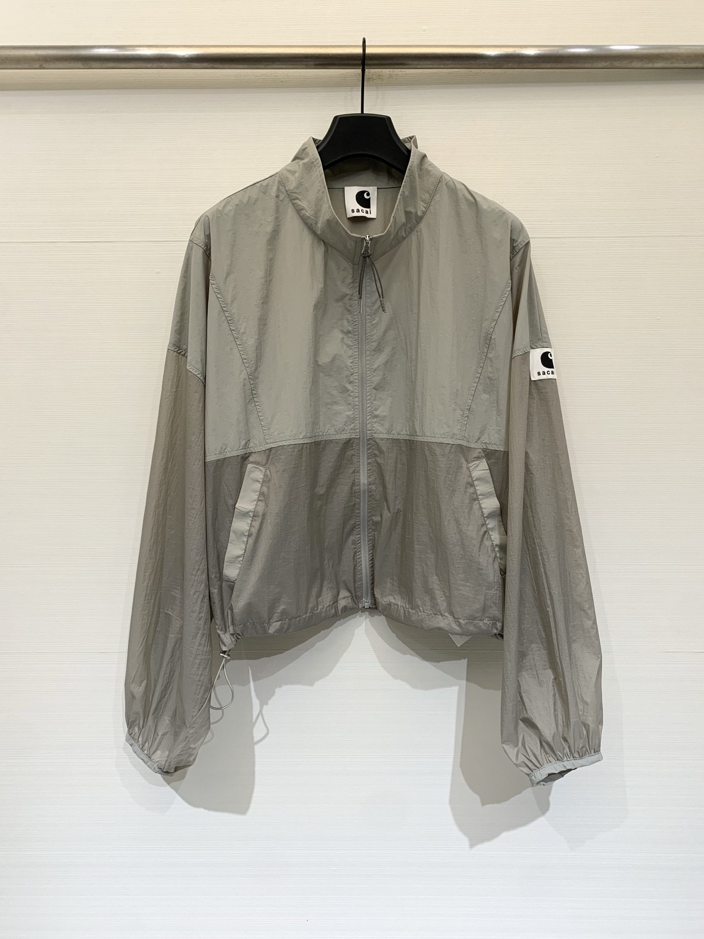 Sacai 26春夏新款 灰绿拼色高腰短款超薄防晒外套，下摆带可调节抽绳，能轻松打造高腰线，定制轻薄的尼
