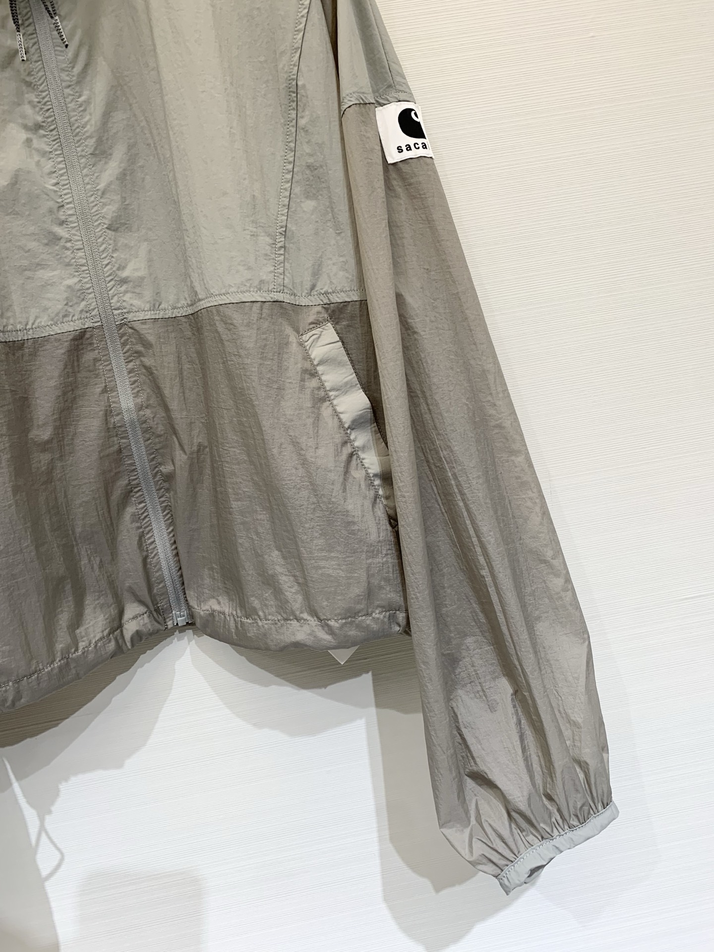 Sacai 26春夏新款 灰绿拼色高腰短款超薄防晒外套，下摆带可调节抽绳，能轻松打造高腰线，定制轻薄的尼