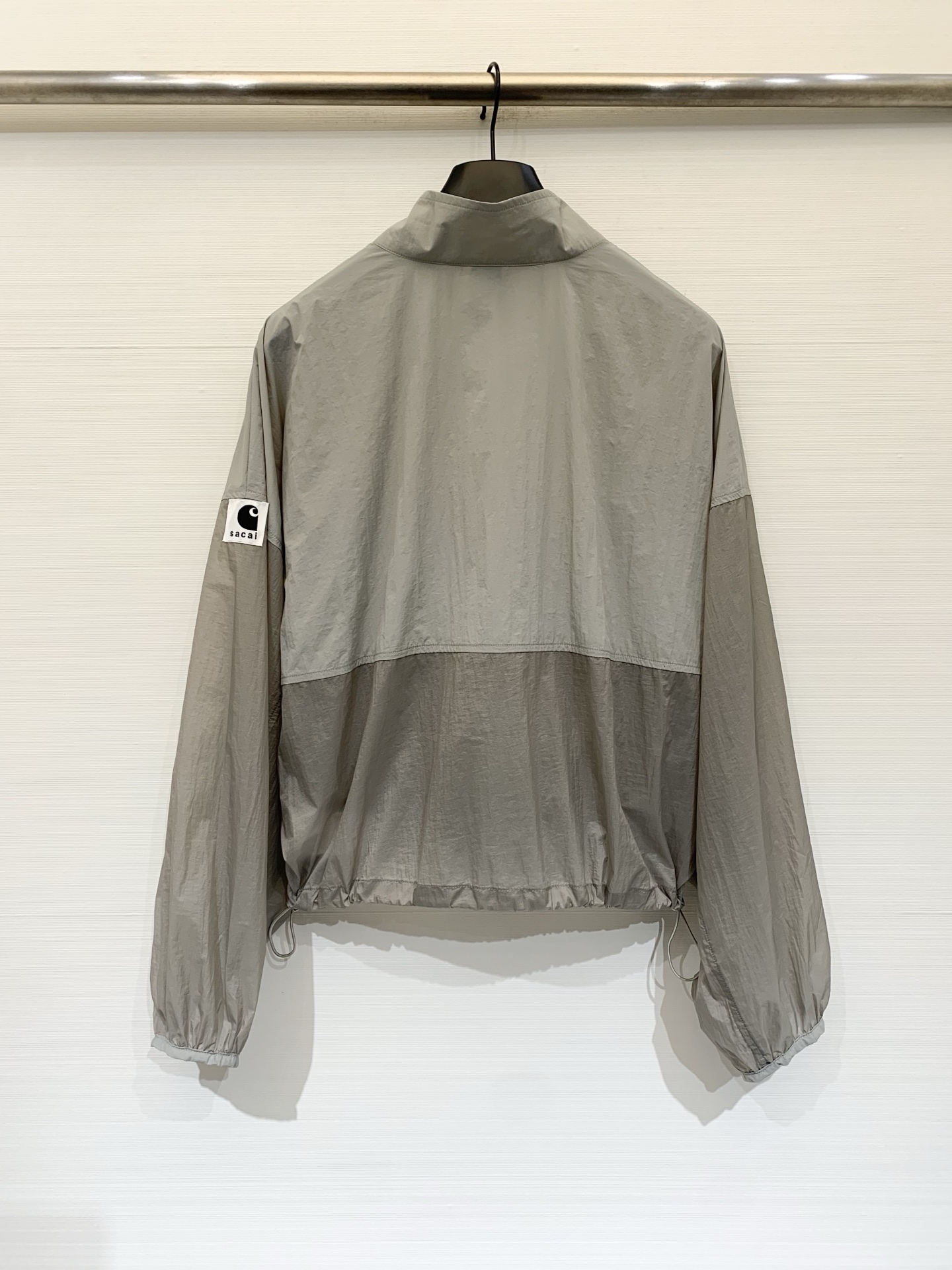 Sacai 26春夏新款 灰绿拼色高腰短款超薄防晒外套，下摆带可调节抽绳，能轻松打造高腰线，定制轻薄的尼
