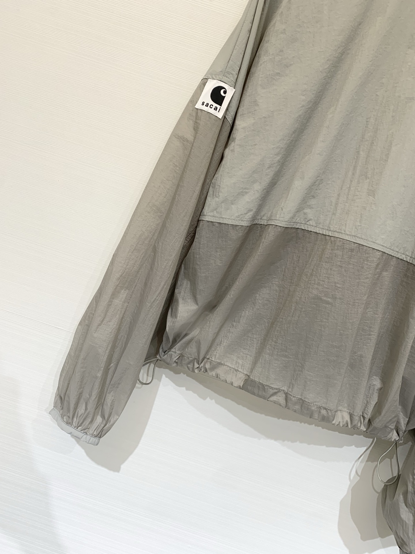 Sacai 26春夏新款 灰绿拼色高腰短款超薄防晒外套，下摆带可调节抽绳，能轻松打造高腰线，定制轻薄的尼