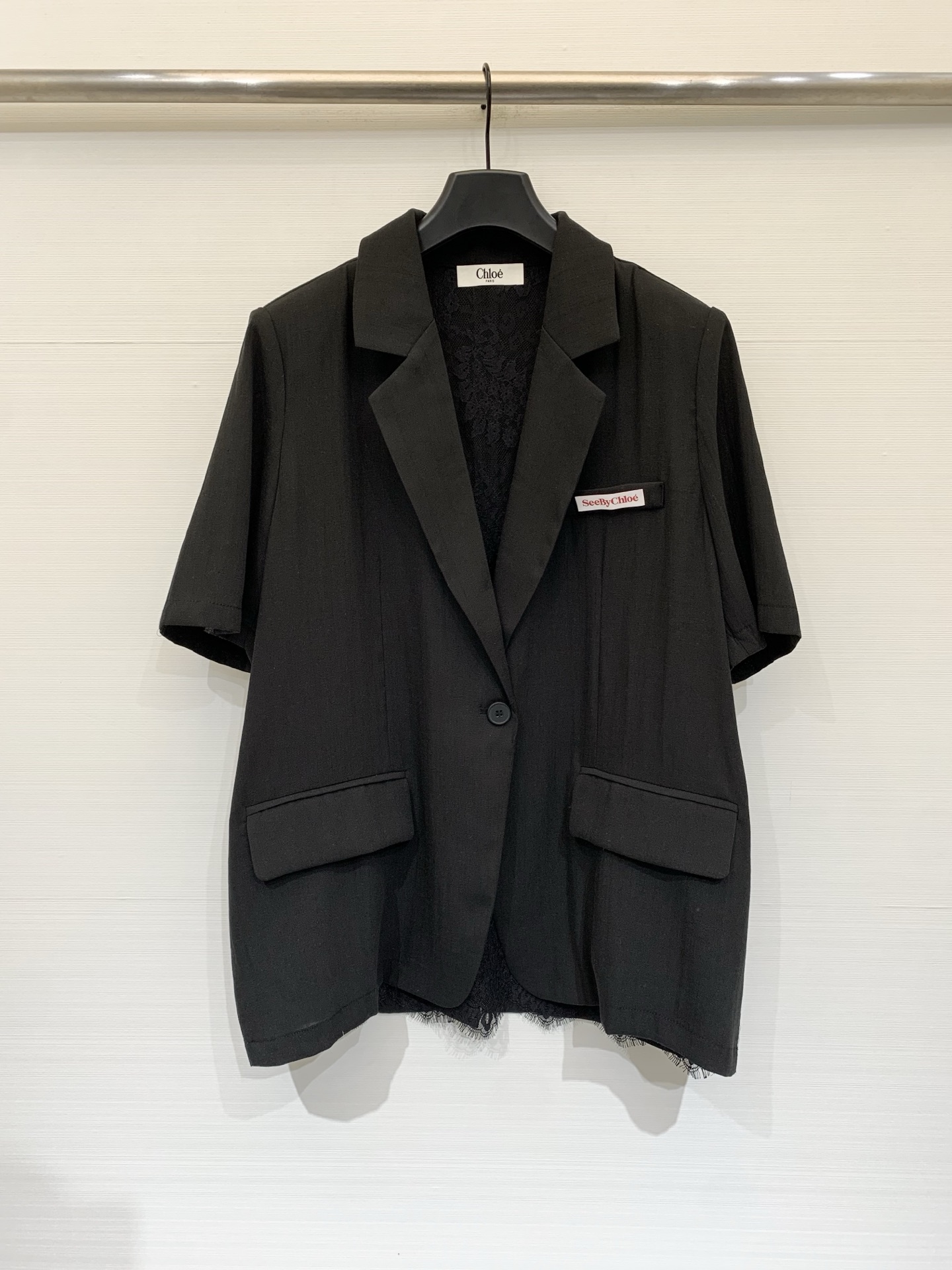 Chloé 26夏季新款 蕾丝拼接短袖西服外套，左胸Logo织唛标+领标，外层垂坠抗皱西装料，单排扣+双